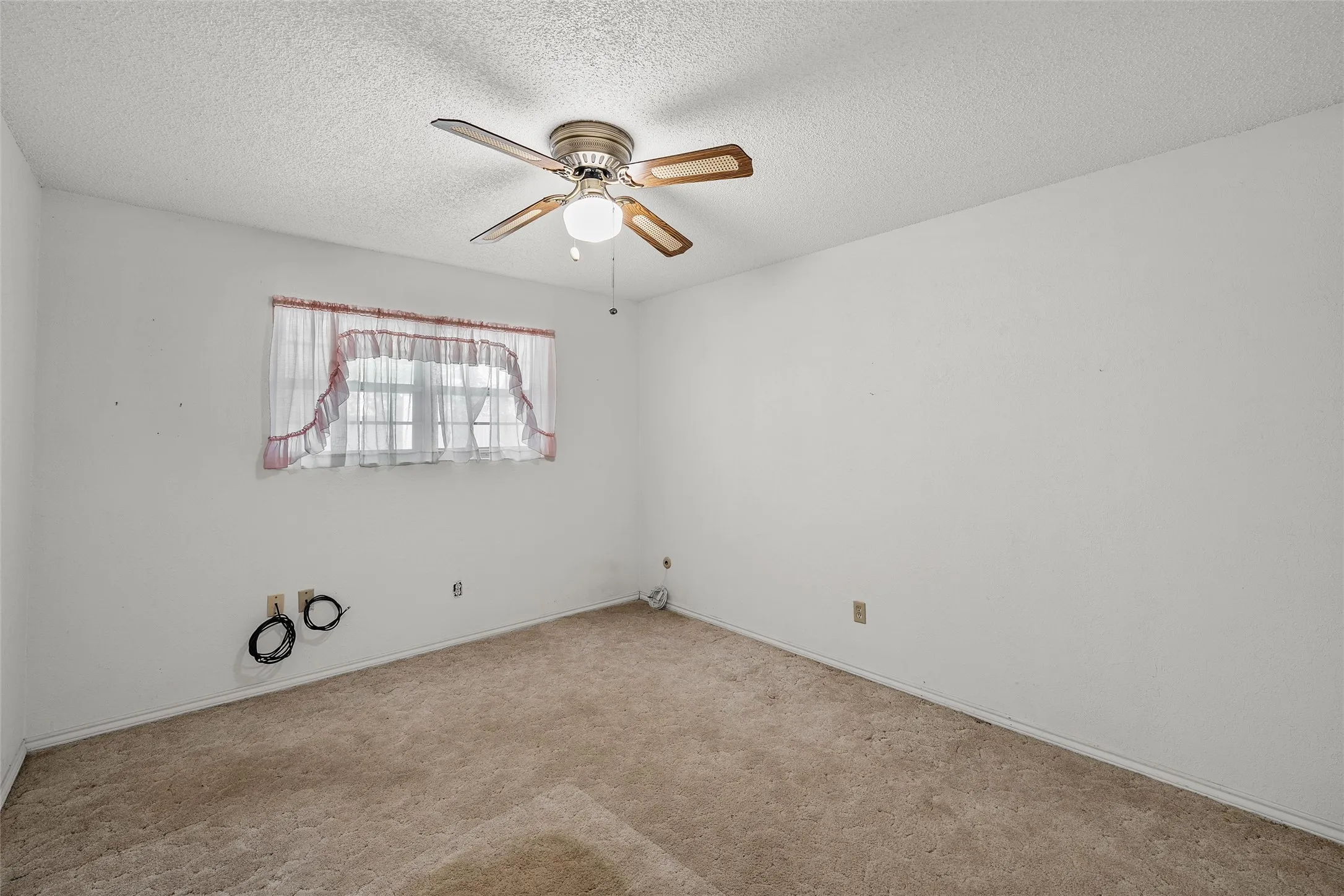 Single Family Residence For Sale in Mc Lennan County , 721 Pawnee Trail, Hewitt, Texas 76643, 3 Bedroom, 2 Bathroom, 2 Garage spaces, 1,342 Sqft, built in 1977, mls#21370926, Real Estate Agent in Hewitt, Homes For Sale in Mc Lennan county, Homes For Sale in Hewitt, Realtor in Hewitt Texas, Real Estate Brokerage Independent Realty Texas, Luminita Cordes Realtor