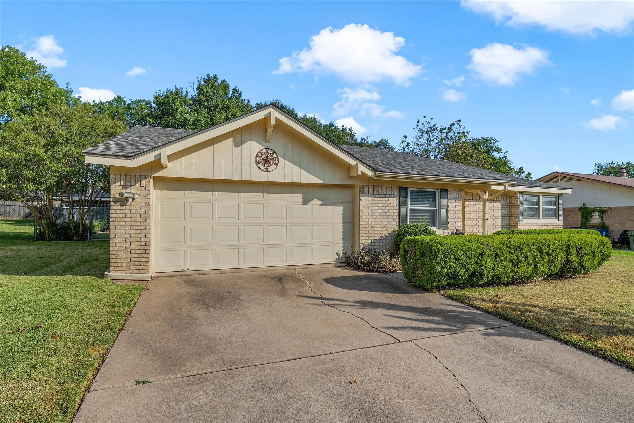 Single Family Residence For Sale in Mc Lennan County , 721 Pawnee Trail, Hewitt, Texas 76643, 3 Bedroom, 2 Bathroom, 2 Garage spaces, 1,342 Sqft, built in 1977, mls#21370926, Real Estate Agent in Hewitt, Homes For Sale in Mc Lennan county, Homes For Sale in Hewitt, Realtor in Hewitt Texas, Real Estate Brokerage Independent Realty Texas, Luminita Cordes Realtor