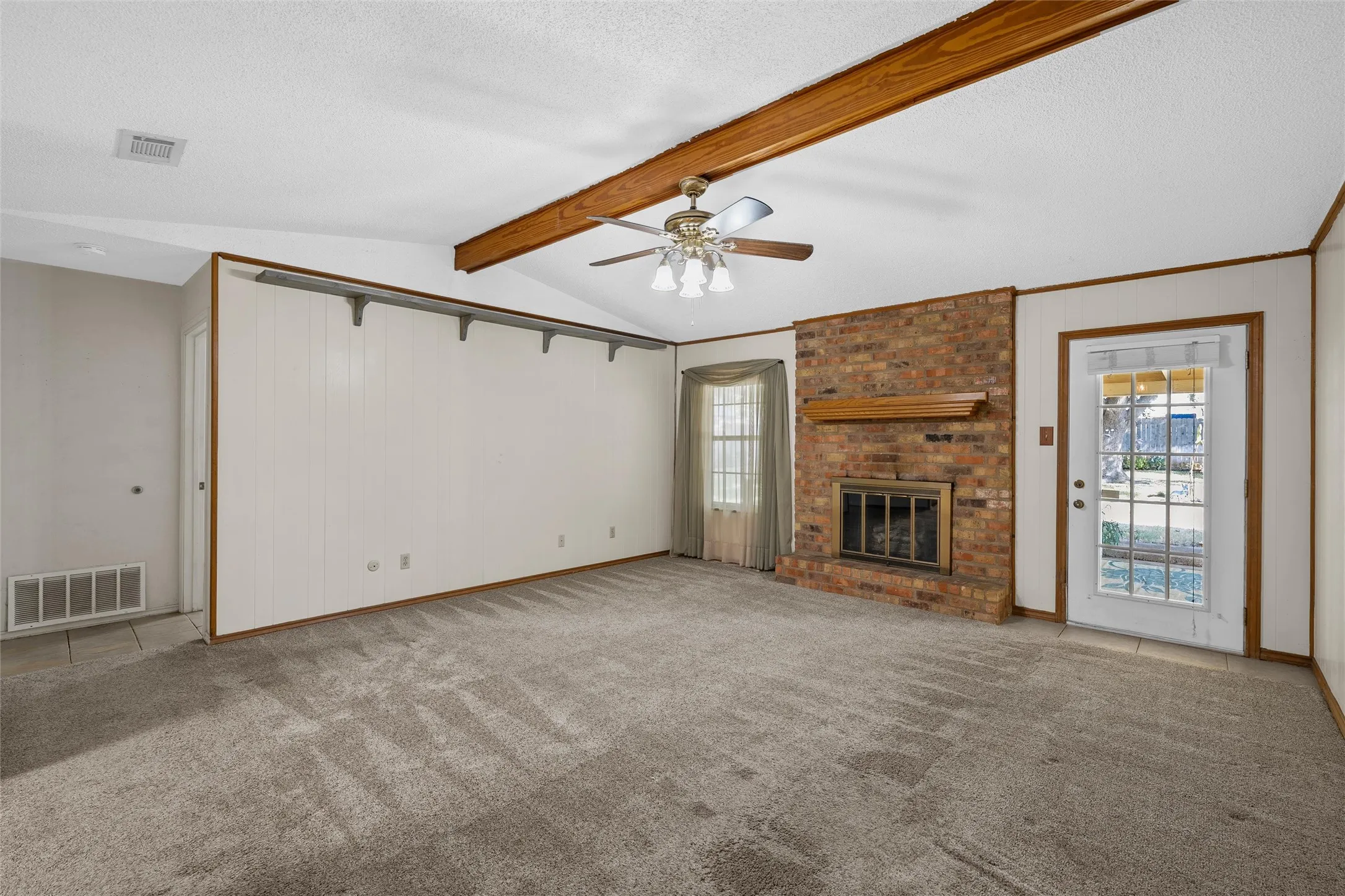Single Family Residence For Sale in Mc Lennan County , 721 Pawnee Trail, Hewitt, Texas 76643, 3 Bedroom, 2 Bathroom, 2 Garage spaces, 1,342 Sqft, built in 1977, mls#21370926, Real Estate Agent in Hewitt, Homes For Sale in Mc Lennan county, Homes For Sale in Hewitt, Realtor in Hewitt Texas, Real Estate Brokerage Independent Realty Texas, Luminita Cordes Realtor