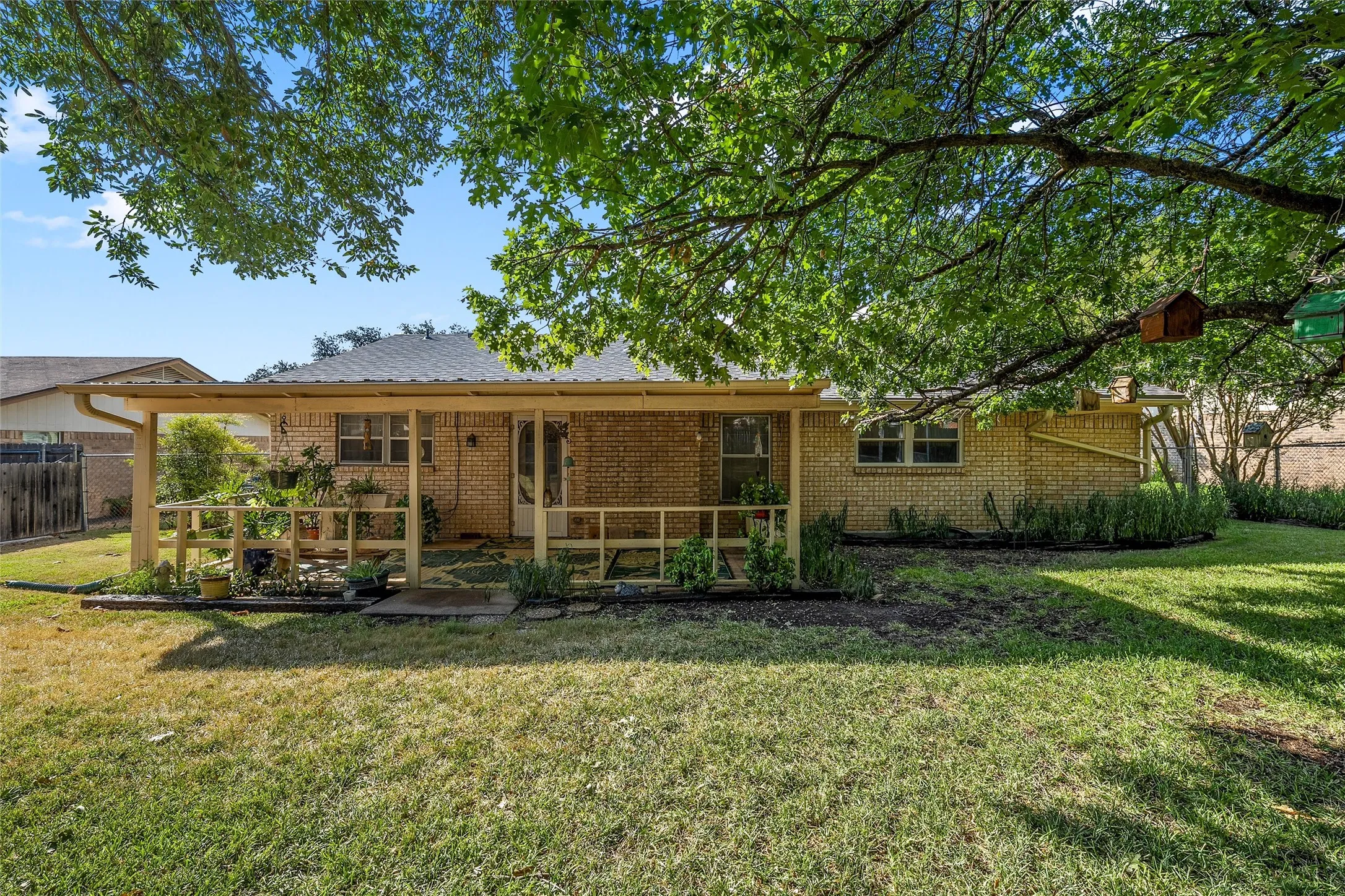 Single Family Residence For Sale in Mc Lennan County , 721 Pawnee Trail, Hewitt, Texas 76643, 3 Bedroom, 2 Bathroom, 2 Garage spaces, 1,342 Sqft, built in 1977, mls#21370926, Real Estate Agent in Hewitt, Homes For Sale in Mc Lennan county, Homes For Sale in Hewitt, Realtor in Hewitt Texas, Real Estate Brokerage Independent Realty Texas, Luminita Cordes Realtor