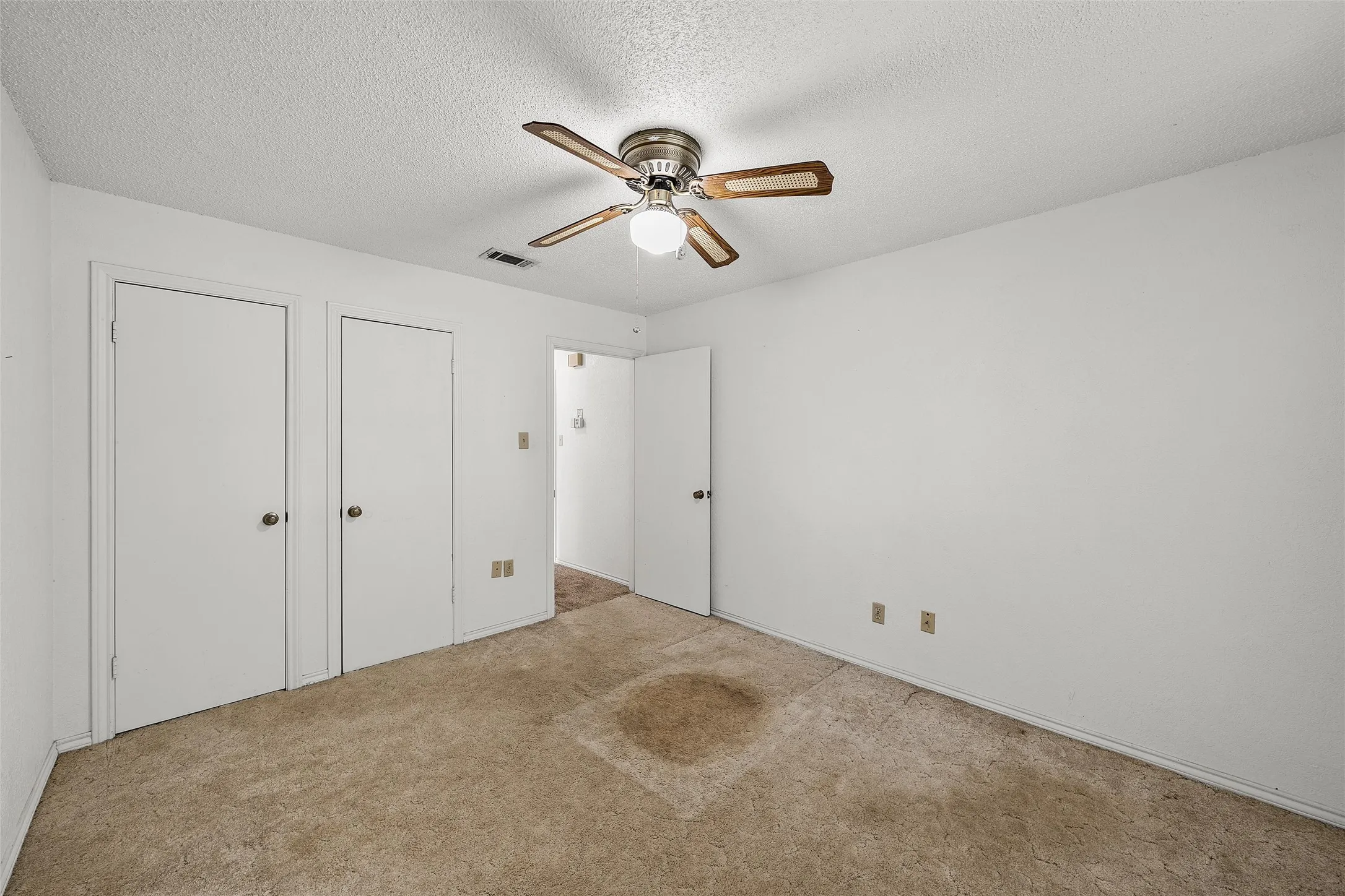 Single Family Residence For Sale in Mc Lennan County , 721 Pawnee Trail, Hewitt, Texas 76643, 3 Bedroom, 2 Bathroom, 2 Garage spaces, 1,342 Sqft, built in 1977, mls#21370926, Real Estate Agent in Hewitt, Homes For Sale in Mc Lennan county, Homes For Sale in Hewitt, Realtor in Hewitt Texas, Real Estate Brokerage Independent Realty Texas, Luminita Cordes Realtor