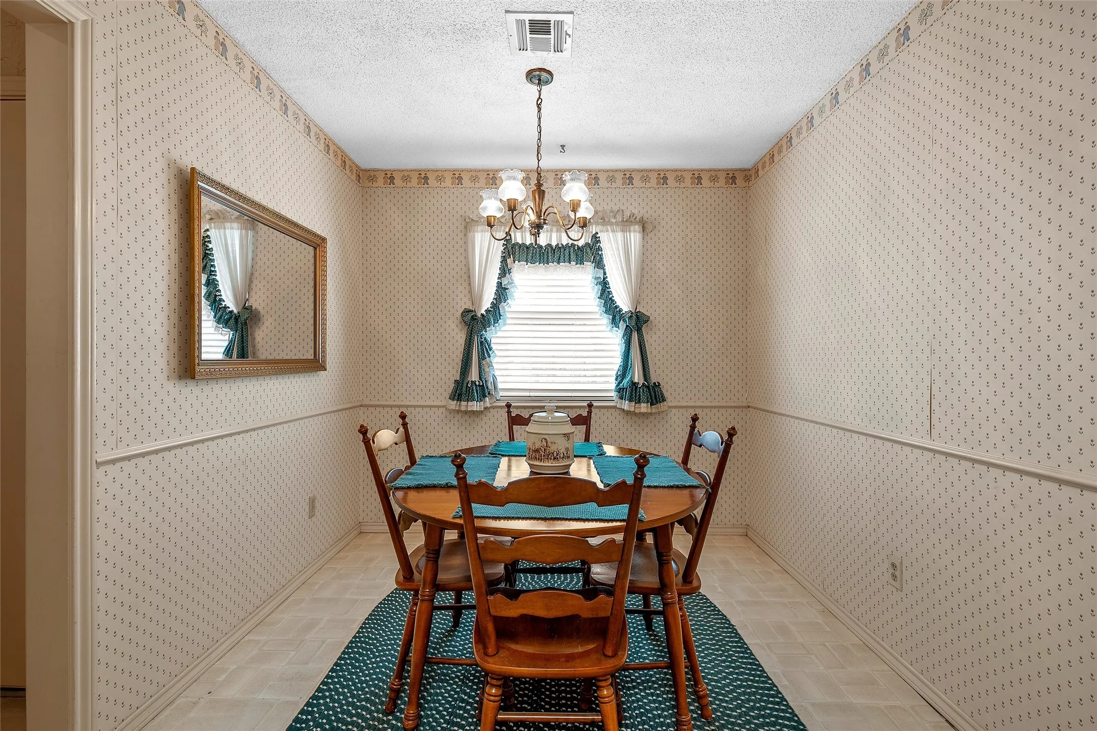 Single Family Residence For Sale in Mc Lennan County , 721 Pawnee Trail, Hewitt, Texas 76643, 3 Bedroom, 2 Bathroom, 2 Garage spaces, 1,342 Sqft, built in 1977, mls#21370926, Real Estate Agent in Hewitt, Homes For Sale in Mc Lennan county, Homes For Sale in Hewitt, Realtor in Hewitt Texas, Real Estate Brokerage Independent Realty Texas, Luminita Cordes Realtor