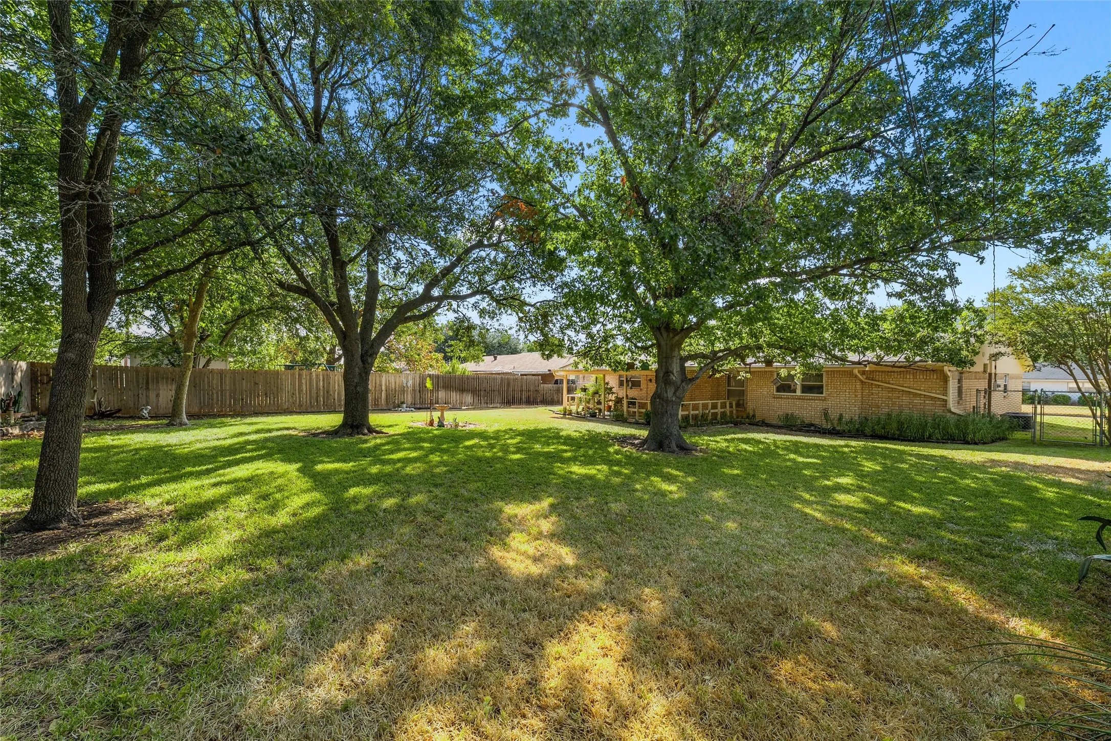 Single Family Residence For Sale in Mc Lennan County , 721 Pawnee Trail, Hewitt, Texas 76643, 3 Bedroom, 2 Bathroom, 2 Garage spaces, 1,342 Sqft, built in 1977, mls#21370926, Real Estate Agent in Hewitt, Homes For Sale in Mc Lennan county, Homes For Sale in Hewitt, Realtor in Hewitt Texas, Real Estate Brokerage Independent Realty Texas, Luminita Cordes Realtor