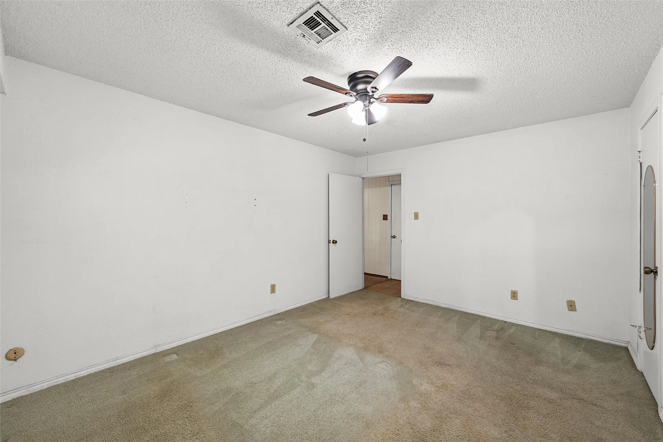 Single Family Residence For Sale in Mc Lennan County , 721 Pawnee Trail, Hewitt, Texas 76643, 3 Bedroom, 2 Bathroom, 2 Garage spaces, 1,342 Sqft, built in 1977, mls#21370926, Real Estate Agent in Hewitt, Homes For Sale in Mc Lennan county, Homes For Sale in Hewitt, Realtor in Hewitt Texas, Real Estate Brokerage Independent Realty Texas, Luminita Cordes Realtor