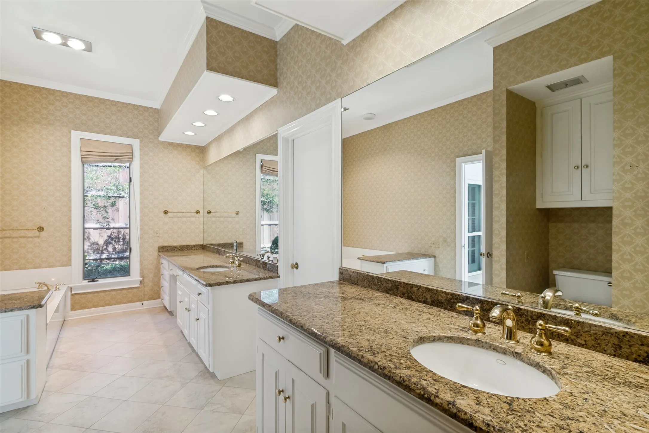 Single Family Residence For Sale in Dallas County , 7739 SOUTHWESTERN Boulevard, Dallas, Texas 75225, 3 Bedroom, 3 Bathroom, 2 Garage spaces, 3,213 Sqft, built in 1978, mls#21371689, Real Estate Agent in Dallas, Homes For Sale in Dallas county, Homes For Sale in Dallas, Realtor in Dallas Texas, Real Estate Brokerage Independent Realty Texas, Luminita Cordes Realtor