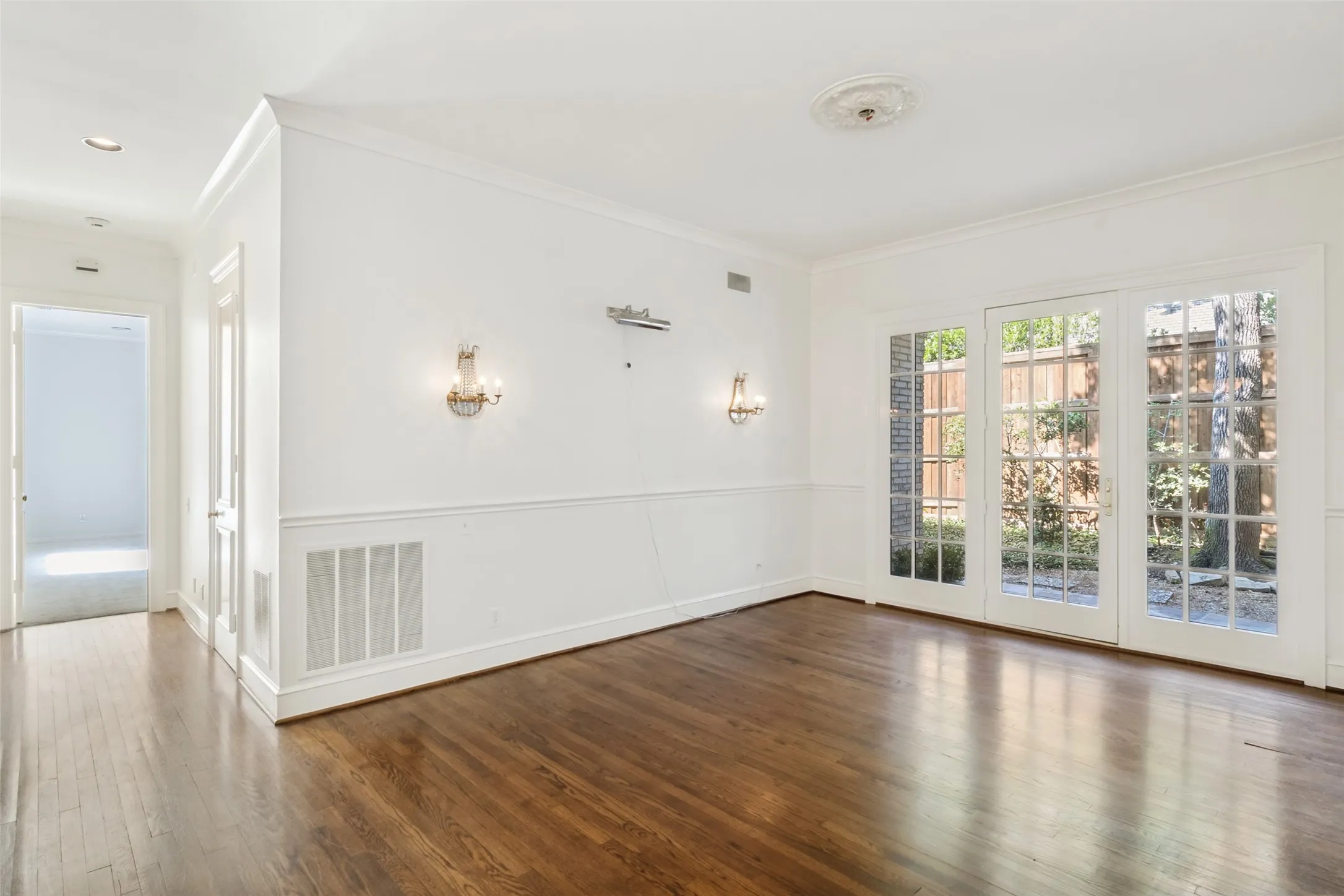 Single Family Residence For Sale in Dallas County , 7739 SOUTHWESTERN Boulevard, Dallas, Texas 75225, 3 Bedroom, 3 Bathroom, 2 Garage spaces, 3,213 Sqft, built in 1978, mls#21371689, Real Estate Agent in Dallas, Homes For Sale in Dallas county, Homes For Sale in Dallas, Realtor in Dallas Texas, Real Estate Brokerage Independent Realty Texas, Luminita Cordes Realtor