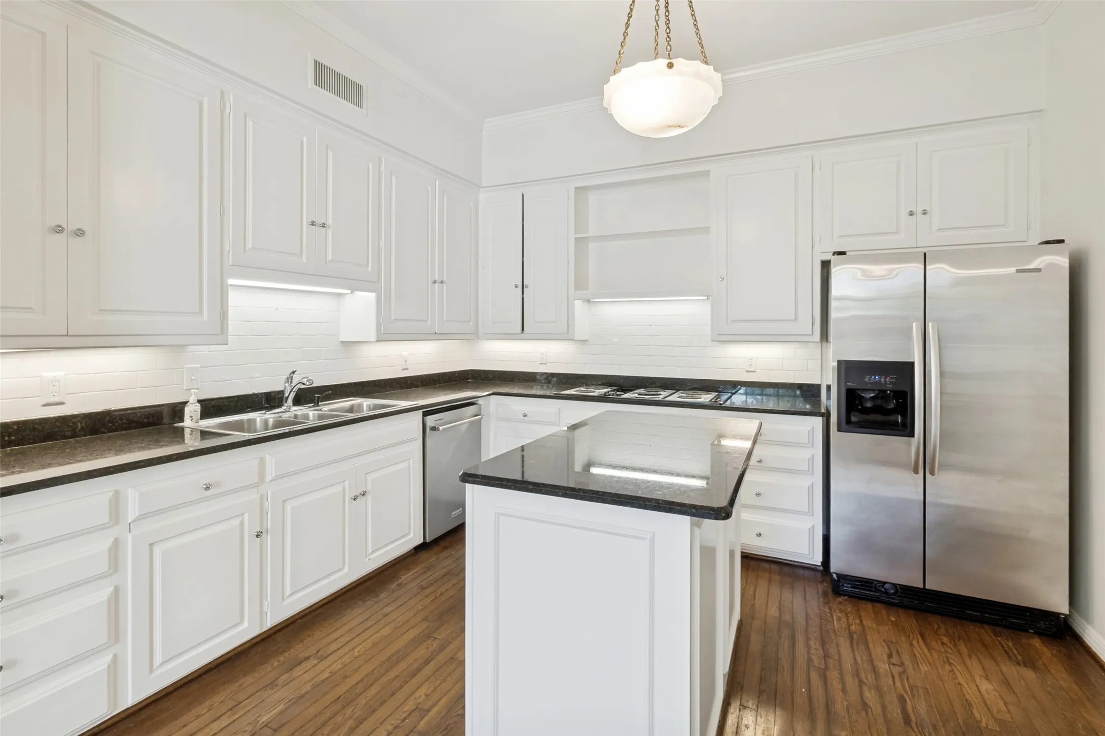 Single Family Residence For Sale in Dallas County , 7739 SOUTHWESTERN Boulevard, Dallas, Texas 75225, 3 Bedroom, 3 Bathroom, 2 Garage spaces, 3,213 Sqft, built in 1978, mls#21371689, Real Estate Agent in Dallas, Homes For Sale in Dallas county, Homes For Sale in Dallas, Realtor in Dallas Texas, Real Estate Brokerage Independent Realty Texas, Luminita Cordes Realtor