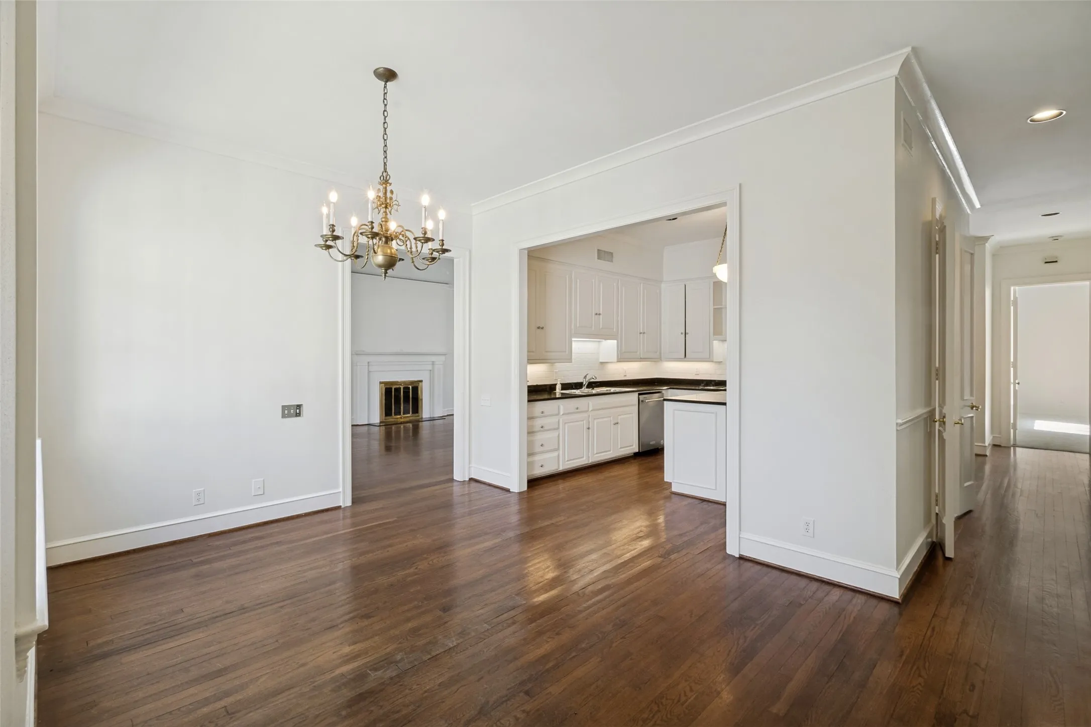 Single Family Residence For Sale in Dallas County , 7739 SOUTHWESTERN Boulevard, Dallas, Texas 75225, 3 Bedroom, 3 Bathroom, 2 Garage spaces, 3,213 Sqft, built in 1978, mls#21371689, Real Estate Agent in Dallas, Homes For Sale in Dallas county, Homes For Sale in Dallas, Realtor in Dallas Texas, Real Estate Brokerage Independent Realty Texas, Luminita Cordes Realtor