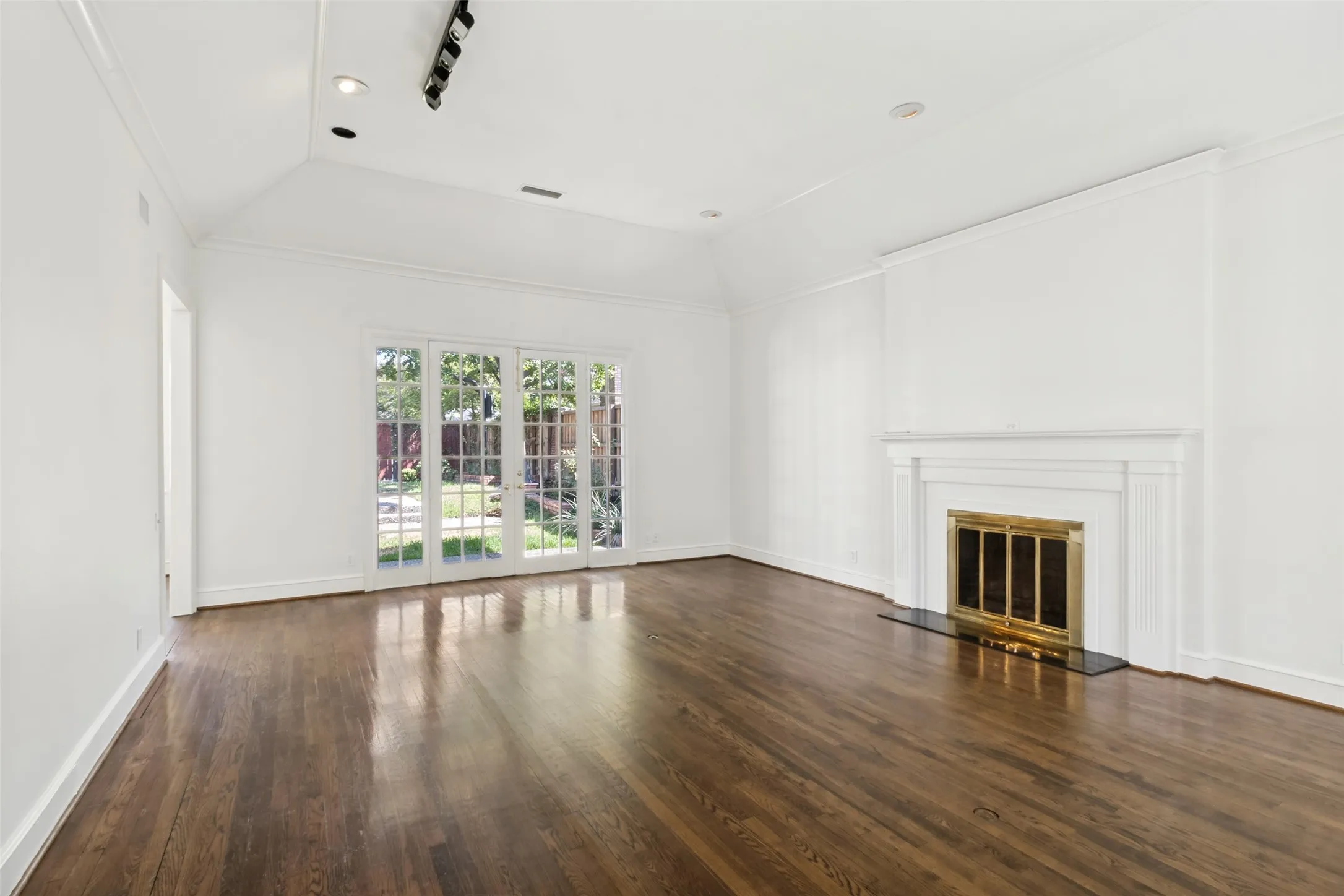Single Family Residence For Sale in Dallas County , 7739 SOUTHWESTERN Boulevard, Dallas, Texas 75225, 3 Bedroom, 3 Bathroom, 2 Garage spaces, 3,213 Sqft, built in 1978, mls#21371689, Real Estate Agent in Dallas, Homes For Sale in Dallas county, Homes For Sale in Dallas, Realtor in Dallas Texas, Real Estate Brokerage Independent Realty Texas, Luminita Cordes Realtor