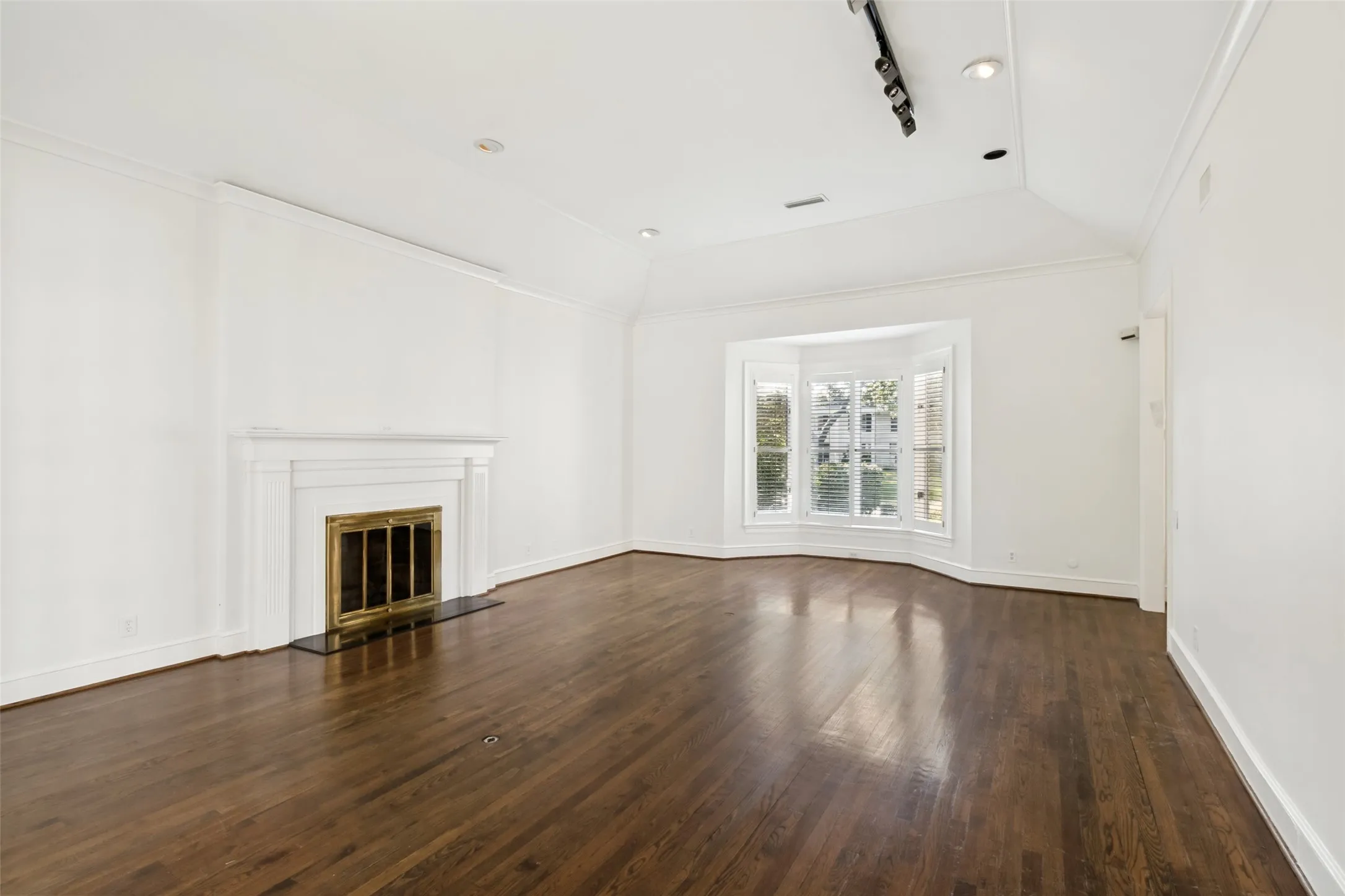 Single Family Residence For Sale in Dallas County , 7739 SOUTHWESTERN Boulevard, Dallas, Texas 75225, 3 Bedroom, 3 Bathroom, 2 Garage spaces, 3,213 Sqft, built in 1978, mls#21371689, Real Estate Agent in Dallas, Homes For Sale in Dallas county, Homes For Sale in Dallas, Realtor in Dallas Texas, Real Estate Brokerage Independent Realty Texas, Luminita Cordes Realtor