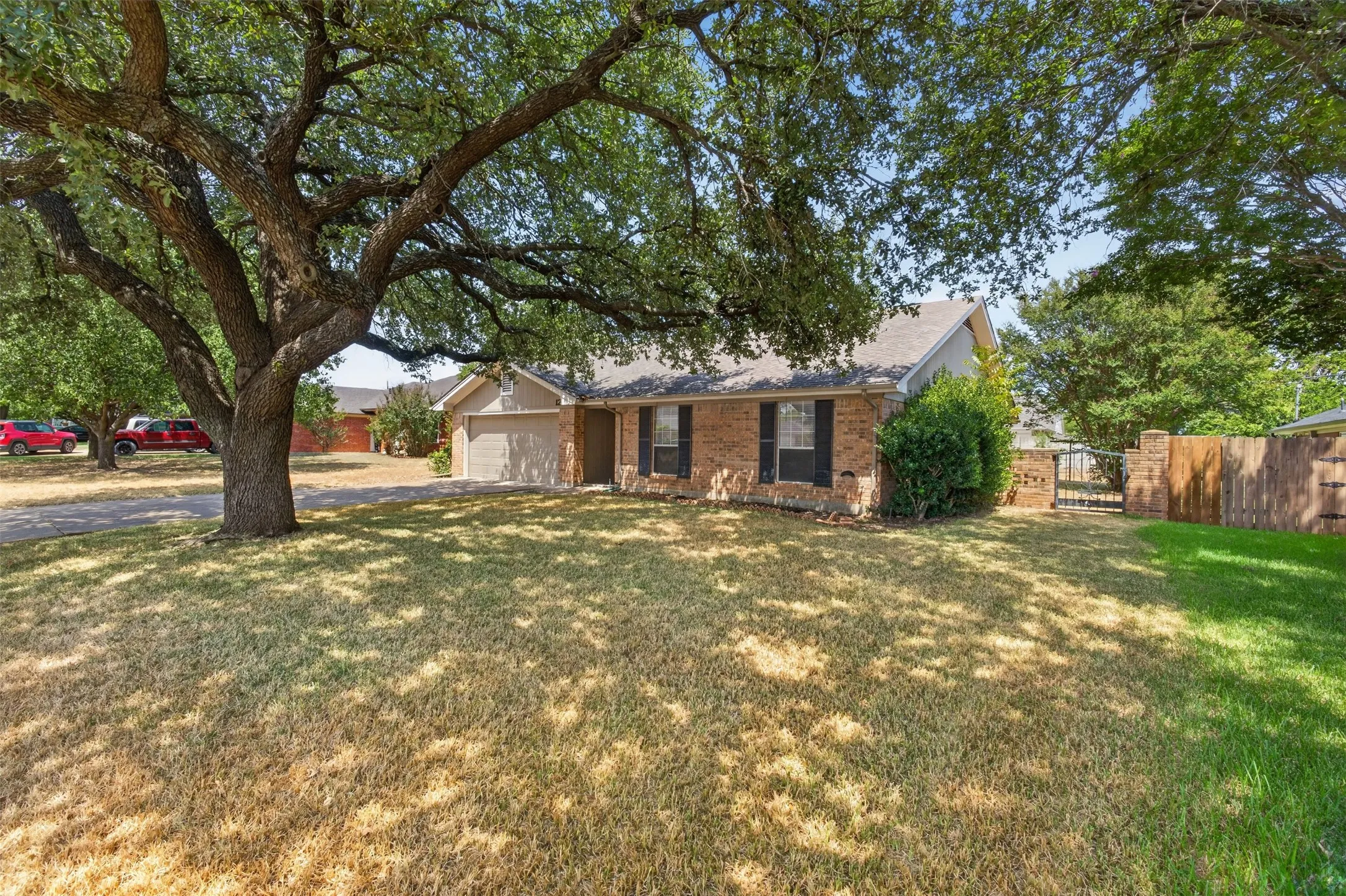 Single Family Residence For Sale in Johnson County , 1217 Stonelake Drive, Cleburne, Texas 76033, 3 Bedroom, 2 Bathroom, 2 Garage spaces, 1,768 Sqft, built in 1986, mls#21372048, Real Estate Agent in Cleburne, Homes For Sale in Johnson county, Homes For Sale in Cleburne, Realtor in Cleburne Texas, Real Estate Brokerage Independent Realty Texas, Luminita Cordes Realtor