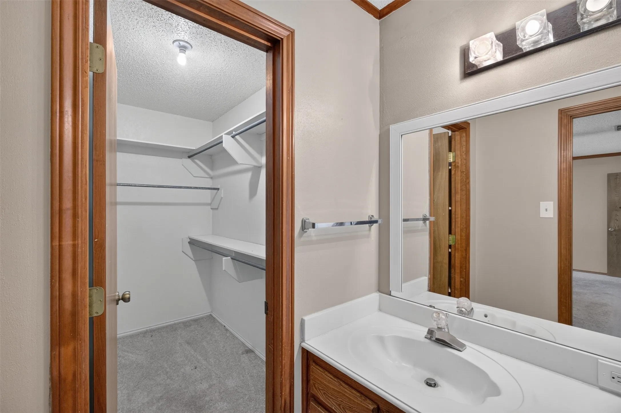 Single Family Residence For Sale in Johnson County , 1217 Stonelake Drive, Cleburne, Texas 76033, 3 Bedroom, 2 Bathroom, 2 Garage spaces, 1,768 Sqft, built in 1986, mls#21372048, Real Estate Agent in Cleburne, Homes For Sale in Johnson county, Homes For Sale in Cleburne, Realtor in Cleburne Texas, Real Estate Brokerage Independent Realty Texas, Luminita Cordes Realtor