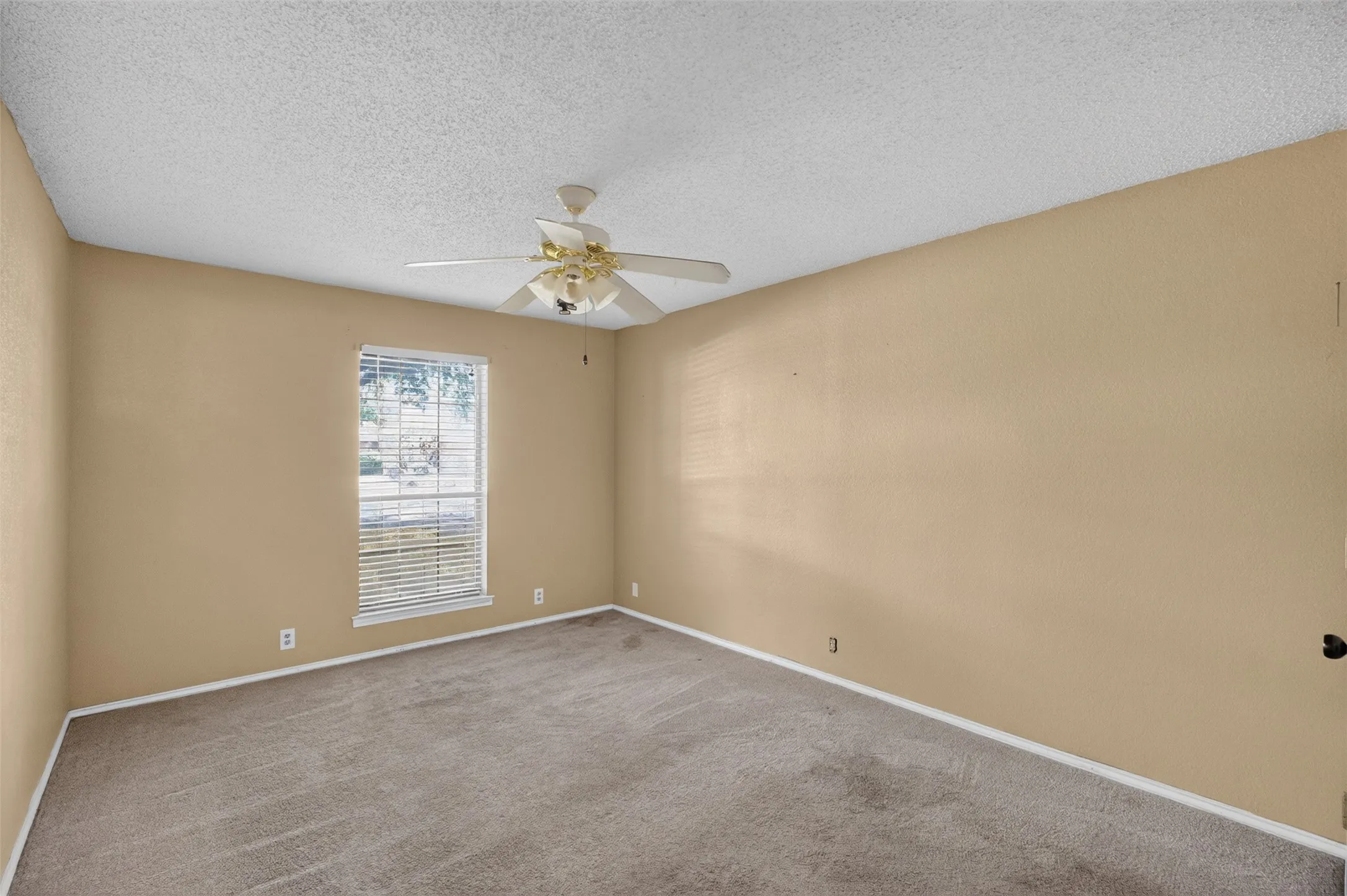 Single Family Residence For Sale in Johnson County , 1217 Stonelake Drive, Cleburne, Texas 76033, 3 Bedroom, 2 Bathroom, 2 Garage spaces, 1,768 Sqft, built in 1986, mls#21372048, Real Estate Agent in Cleburne, Homes For Sale in Johnson county, Homes For Sale in Cleburne, Realtor in Cleburne Texas, Real Estate Brokerage Independent Realty Texas, Luminita Cordes Realtor