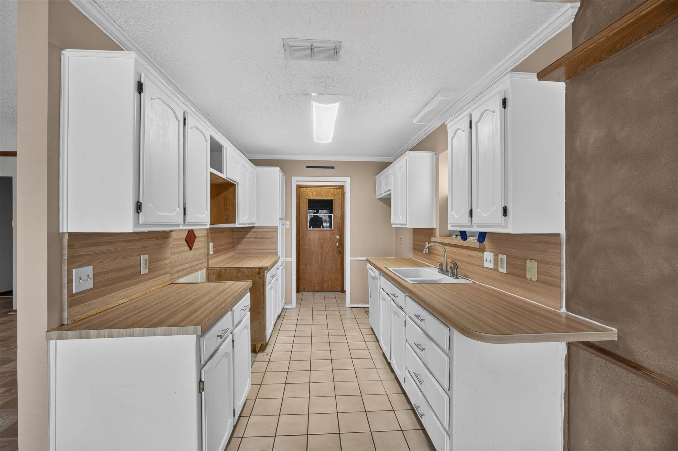 Single Family Residence For Sale in Johnson County , 1217 Stonelake Drive, Cleburne, Texas 76033, 3 Bedroom, 2 Bathroom, 2 Garage spaces, 1,768 Sqft, built in 1986, mls#21372048, Real Estate Agent in Cleburne, Homes For Sale in Johnson county, Homes For Sale in Cleburne, Realtor in Cleburne Texas, Real Estate Brokerage Independent Realty Texas, Luminita Cordes Realtor