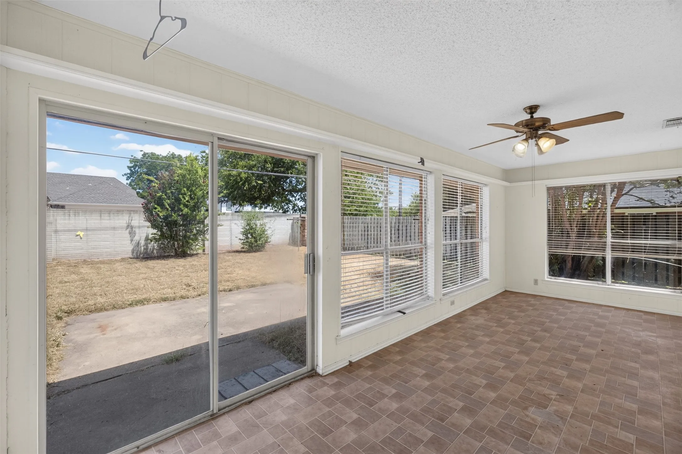 Single Family Residence For Sale in Johnson County , 1217 Stonelake Drive, Cleburne, Texas 76033, 3 Bedroom, 2 Bathroom, 2 Garage spaces, 1,768 Sqft, built in 1986, mls#21372048, Real Estate Agent in Cleburne, Homes For Sale in Johnson county, Homes For Sale in Cleburne, Realtor in Cleburne Texas, Real Estate Brokerage Independent Realty Texas, Luminita Cordes Realtor