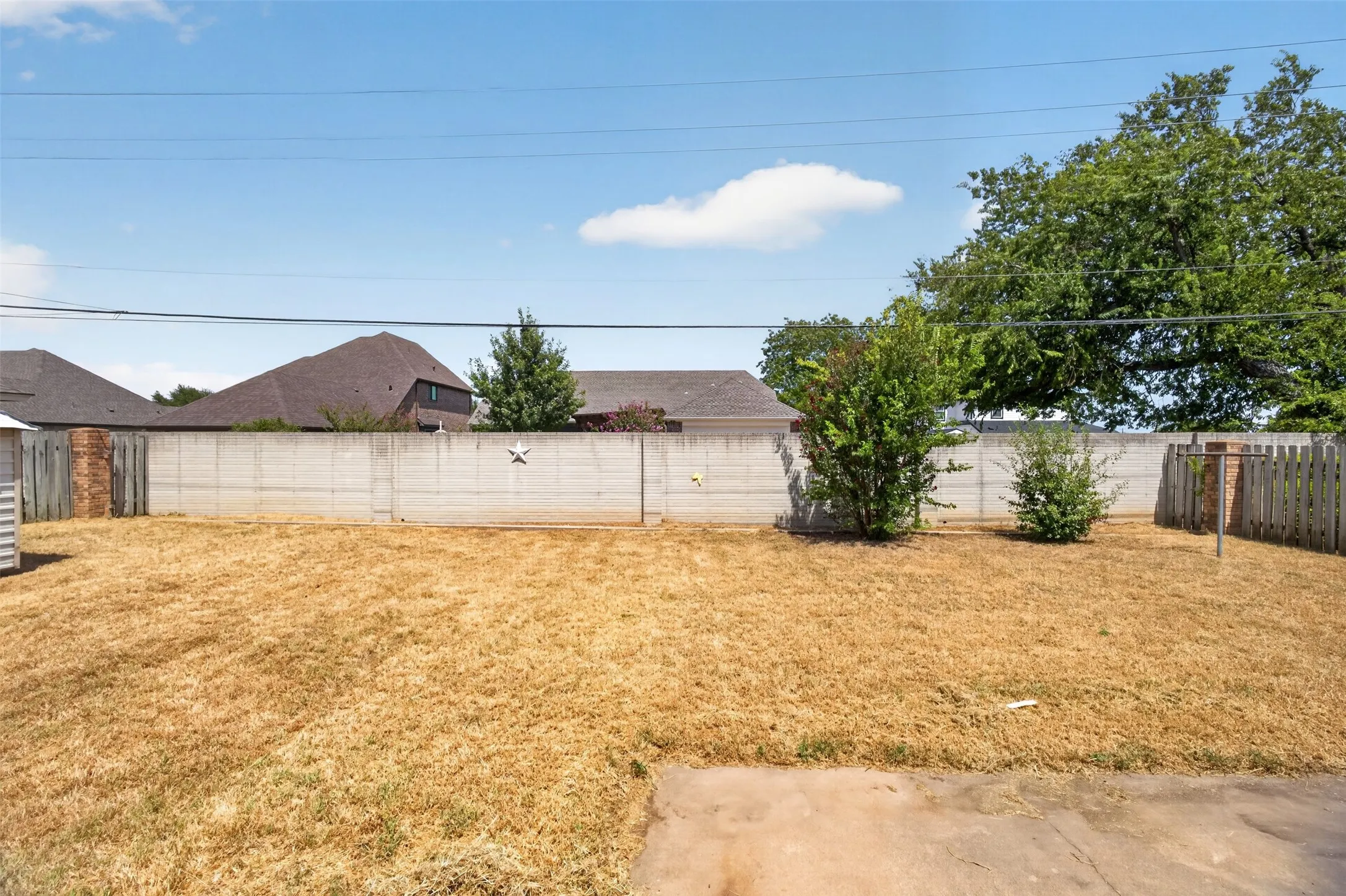 Single Family Residence For Sale in Johnson County , 1217 Stonelake Drive, Cleburne, Texas 76033, 3 Bedroom, 2 Bathroom, 2 Garage spaces, 1,768 Sqft, built in 1986, mls#21372048, Real Estate Agent in Cleburne, Homes For Sale in Johnson county, Homes For Sale in Cleburne, Realtor in Cleburne Texas, Real Estate Brokerage Independent Realty Texas, Luminita Cordes Realtor