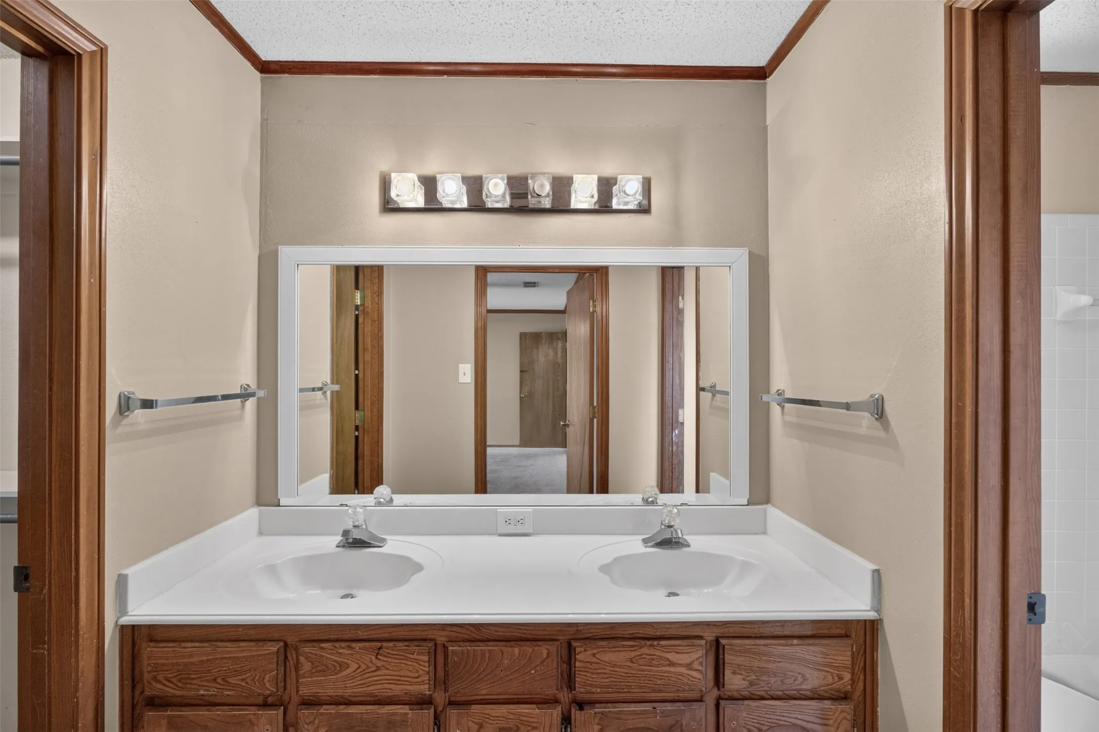 Single Family Residence For Sale in Johnson County , 1217 Stonelake Drive, Cleburne, Texas 76033, 3 Bedroom, 2 Bathroom, 2 Garage spaces, 1,768 Sqft, built in 1986, mls#21372048, Real Estate Agent in Cleburne, Homes For Sale in Johnson county, Homes For Sale in Cleburne, Realtor in Cleburne Texas, Real Estate Brokerage Independent Realty Texas, Luminita Cordes Realtor