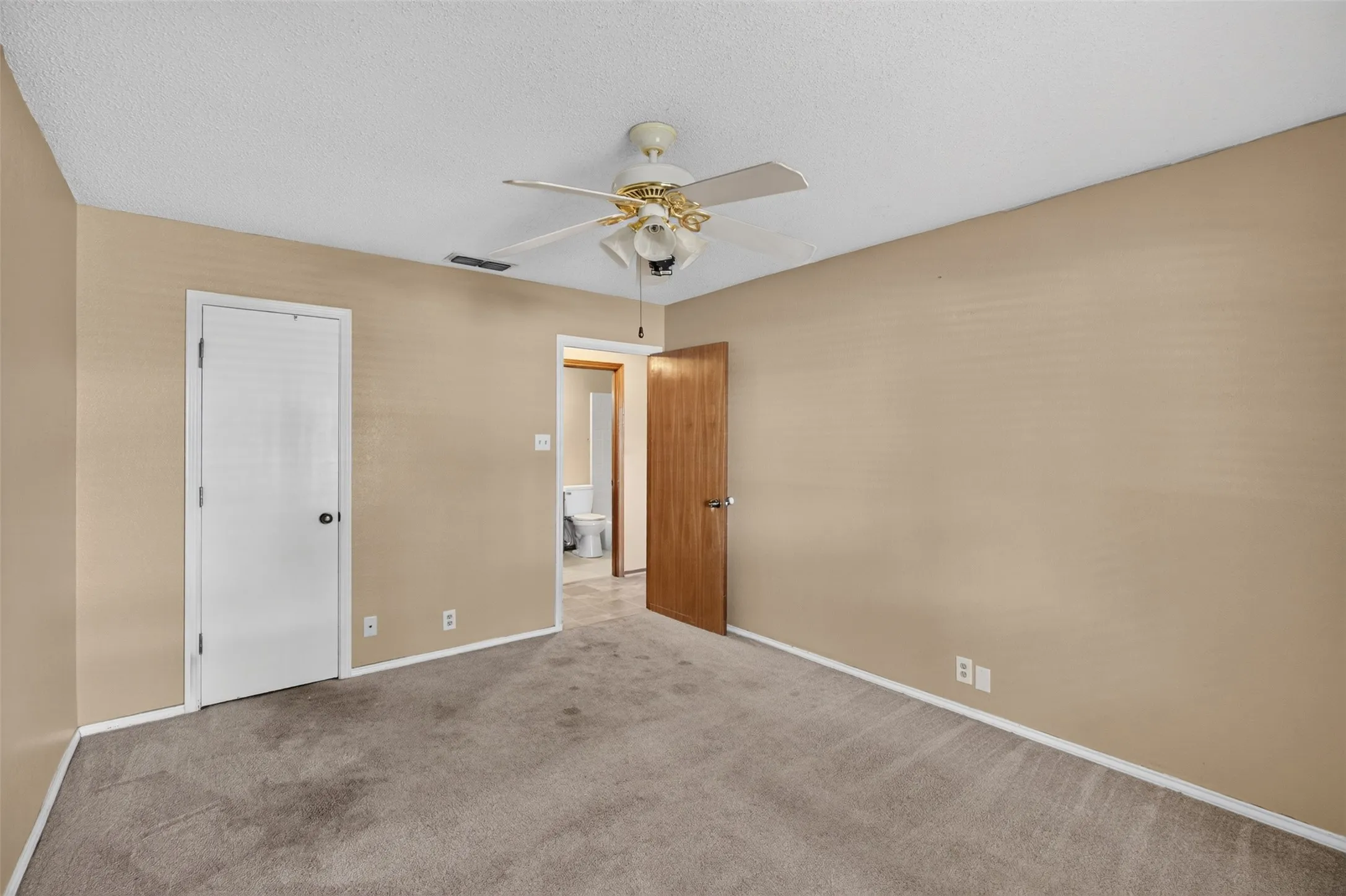 Single Family Residence For Sale in Johnson County , 1217 Stonelake Drive, Cleburne, Texas 76033, 3 Bedroom, 2 Bathroom, 2 Garage spaces, 1,768 Sqft, built in 1986, mls#21372048, Real Estate Agent in Cleburne, Homes For Sale in Johnson county, Homes For Sale in Cleburne, Realtor in Cleburne Texas, Real Estate Brokerage Independent Realty Texas, Luminita Cordes Realtor