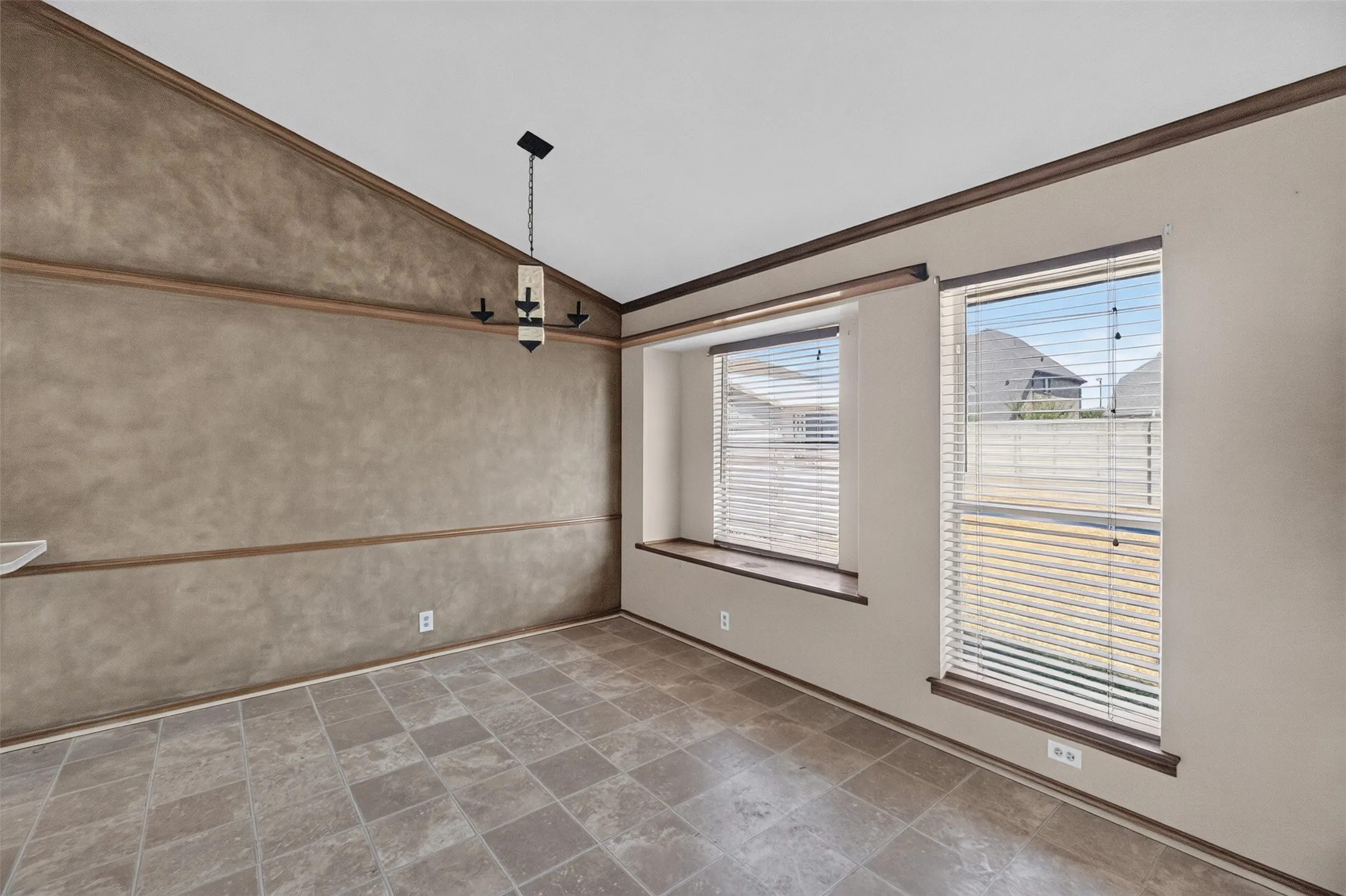 Single Family Residence For Sale in Johnson County , 1217 Stonelake Drive, Cleburne, Texas 76033, 3 Bedroom, 2 Bathroom, 2 Garage spaces, 1,768 Sqft, built in 1986, mls#21372048, Real Estate Agent in Cleburne, Homes For Sale in Johnson county, Homes For Sale in Cleburne, Realtor in Cleburne Texas, Real Estate Brokerage Independent Realty Texas, Luminita Cordes Realtor