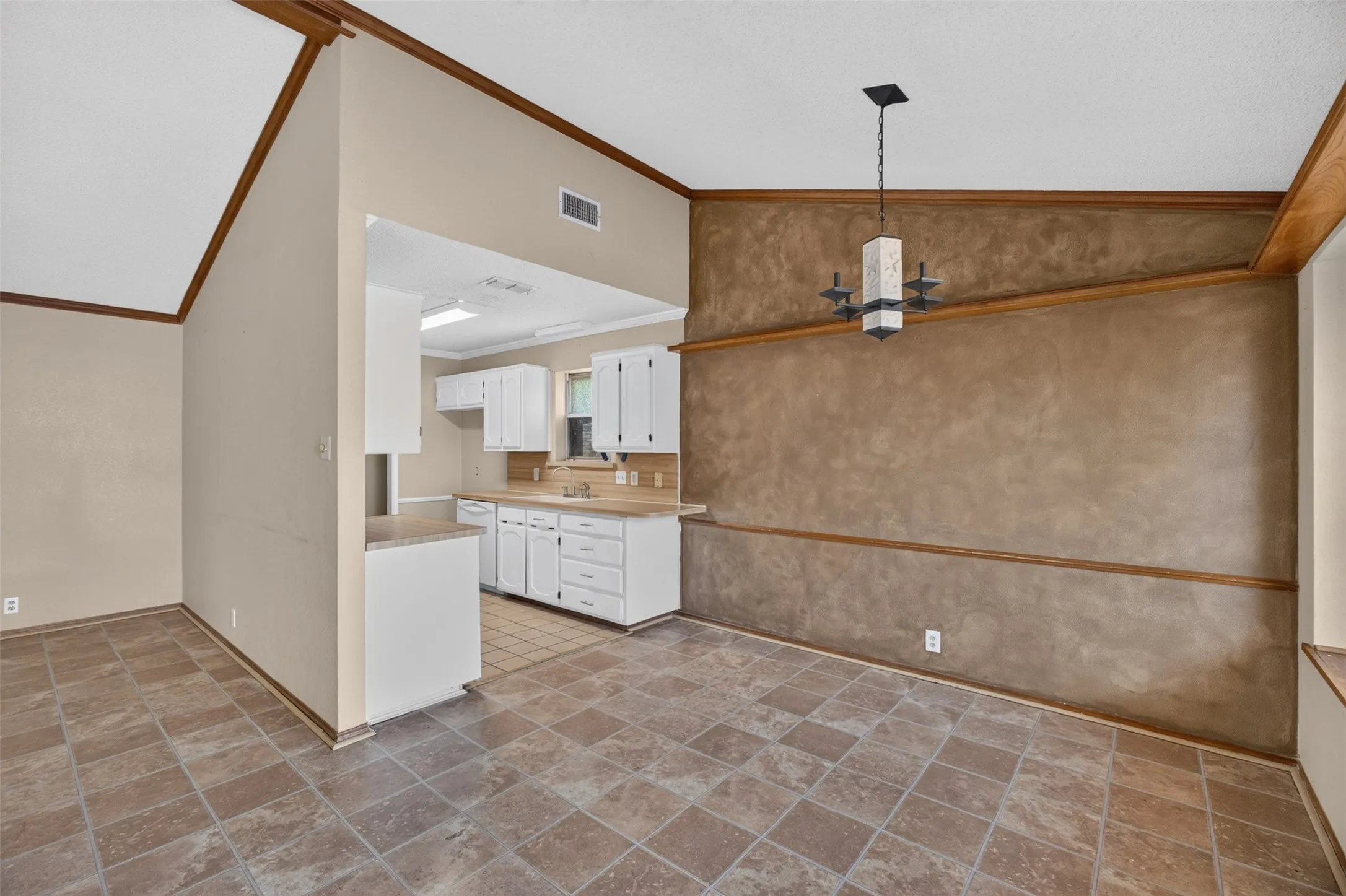 Single Family Residence For Sale in Johnson County , 1217 Stonelake Drive, Cleburne, Texas 76033, 3 Bedroom, 2 Bathroom, 2 Garage spaces, 1,768 Sqft, built in 1986, mls#21372048, Real Estate Agent in Cleburne, Homes For Sale in Johnson county, Homes For Sale in Cleburne, Realtor in Cleburne Texas, Real Estate Brokerage Independent Realty Texas, Luminita Cordes Realtor