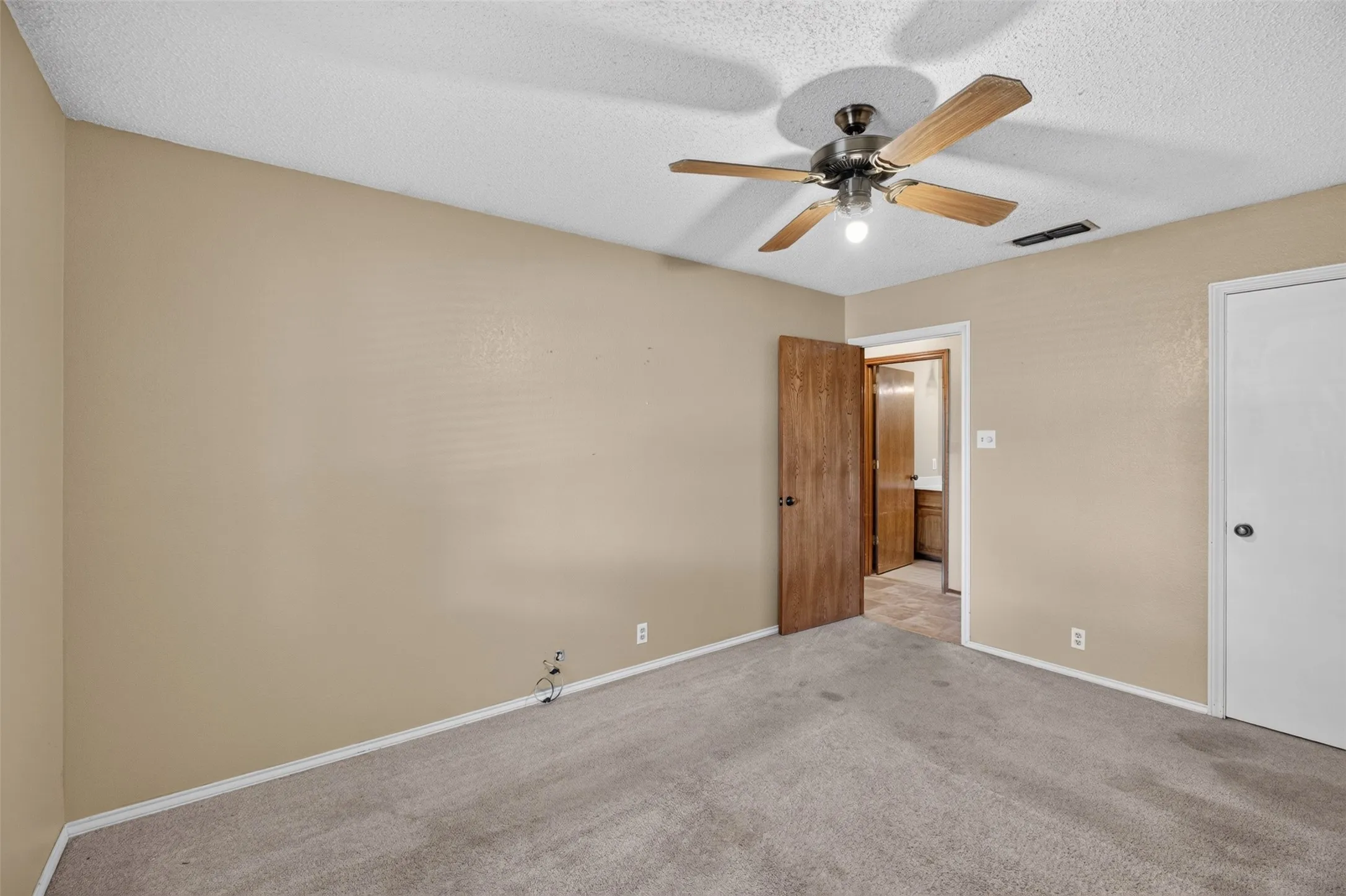 Single Family Residence For Sale in Johnson County , 1217 Stonelake Drive, Cleburne, Texas 76033, 3 Bedroom, 2 Bathroom, 2 Garage spaces, 1,768 Sqft, built in 1986, mls#21372048, Real Estate Agent in Cleburne, Homes For Sale in Johnson county, Homes For Sale in Cleburne, Realtor in Cleburne Texas, Real Estate Brokerage Independent Realty Texas, Luminita Cordes Realtor