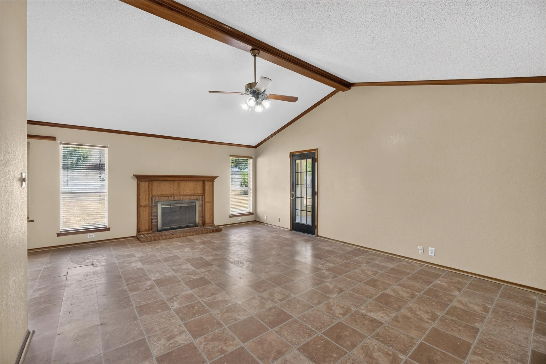 Single Family Residence For Sale in Johnson County , 1217 Stonelake Drive, Cleburne, Texas 76033, 3 Bedroom, 2 Bathroom, 2 Garage spaces, 1,768 Sqft, built in 1986, mls#21372048, Real Estate Agent in Cleburne, Homes For Sale in Johnson county, Homes For Sale in Cleburne, Realtor in Cleburne Texas, Real Estate Brokerage Independent Realty Texas, Luminita Cordes Realtor