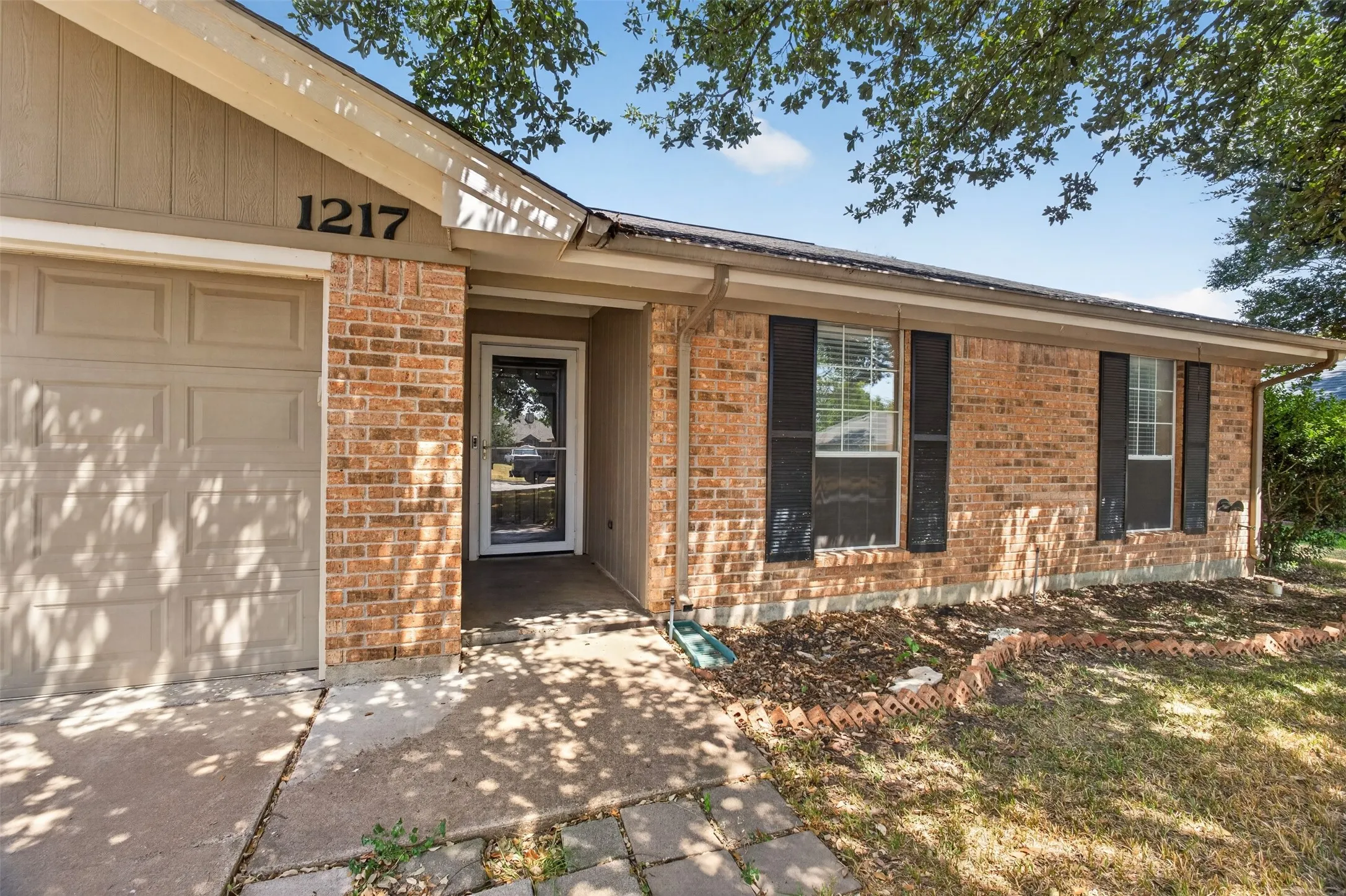 Single Family Residence For Sale in Johnson County , 1217 Stonelake Drive, Cleburne, Texas 76033, 3 Bedroom, 2 Bathroom, 2 Garage spaces, 1,768 Sqft, built in 1986, mls#21372048, Real Estate Agent in Cleburne, Homes For Sale in Johnson county, Homes For Sale in Cleburne, Realtor in Cleburne Texas, Real Estate Brokerage Independent Realty Texas, Luminita Cordes Realtor