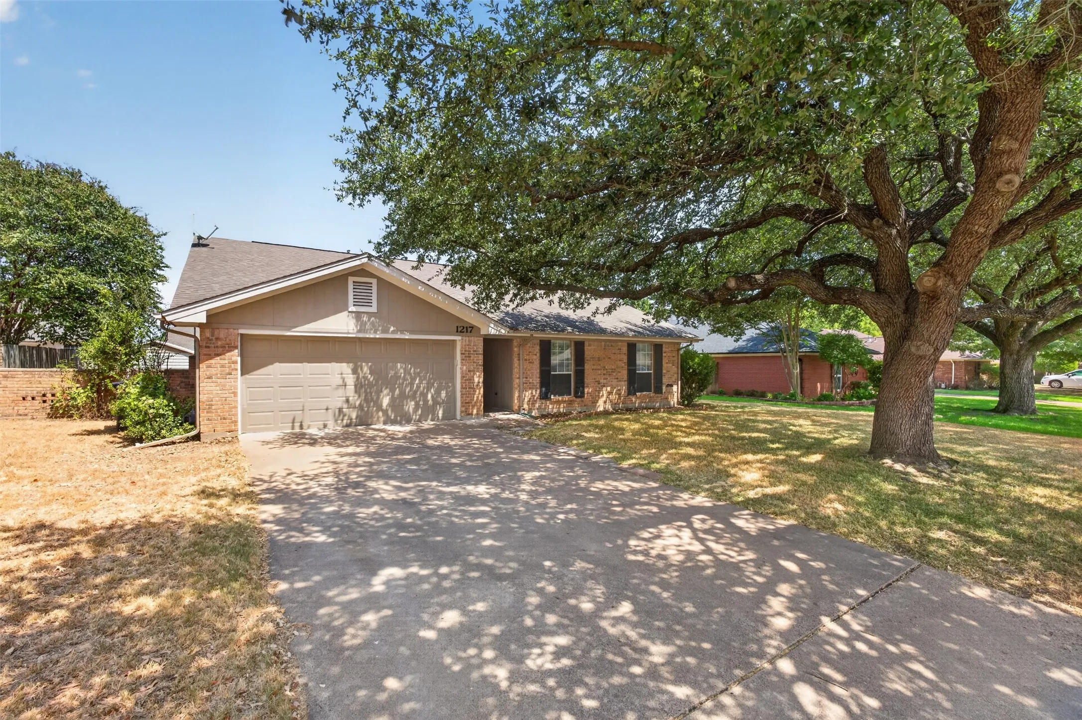 Single Family Residence For Sale in Johnson County , 1217 Stonelake Drive, Cleburne, Texas 76033, 3 Bedroom, 2 Bathroom, 2 Garage spaces, 1,768 Sqft, built in 1986, mls#21372048, Real Estate Agent in Cleburne, Homes For Sale in Johnson county, Homes For Sale in Cleburne, Realtor in Cleburne Texas, Real Estate Brokerage Independent Realty Texas, Luminita Cordes Realtor