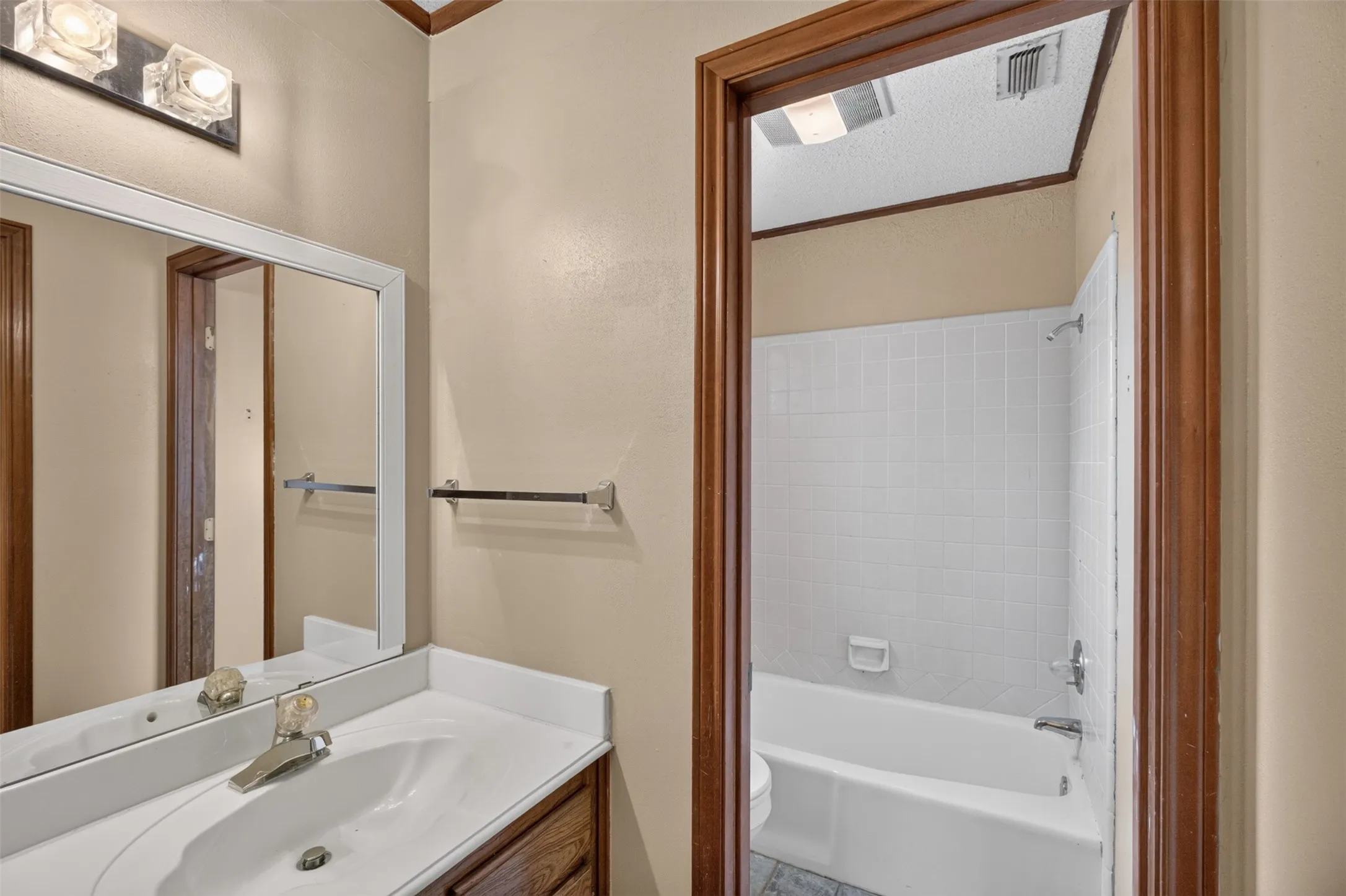 Single Family Residence For Sale in Johnson County , 1217 Stonelake Drive, Cleburne, Texas 76033, 3 Bedroom, 2 Bathroom, 2 Garage spaces, 1,768 Sqft, built in 1986, mls#21372048, Real Estate Agent in Cleburne, Homes For Sale in Johnson county, Homes For Sale in Cleburne, Realtor in Cleburne Texas, Real Estate Brokerage Independent Realty Texas, Luminita Cordes Realtor