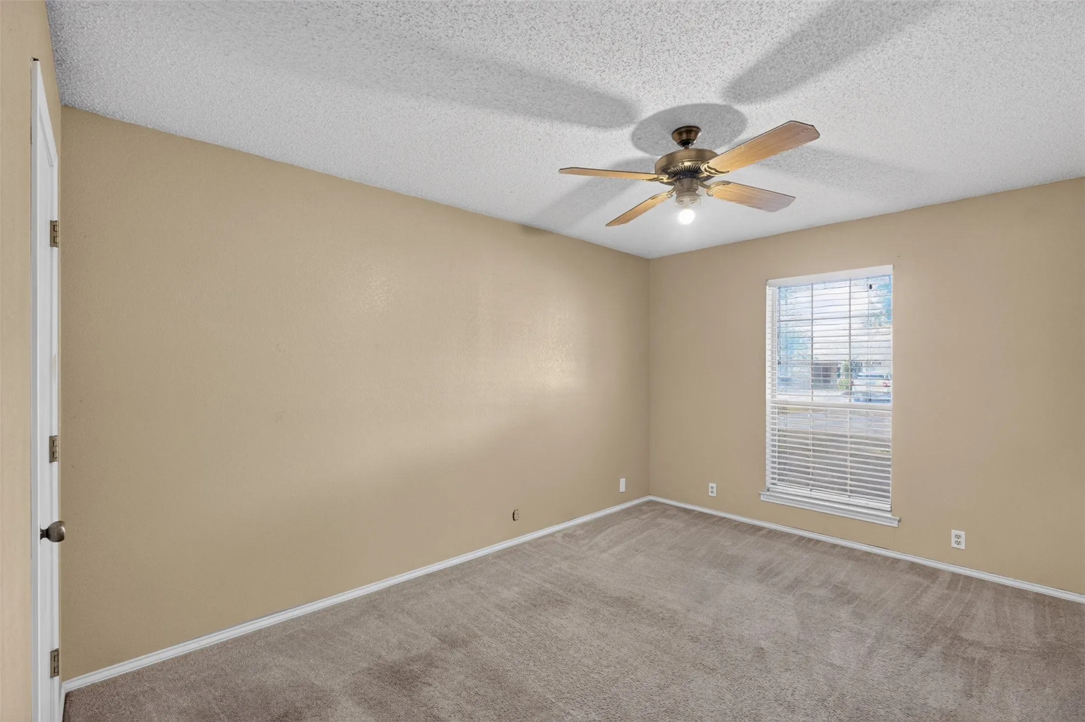 Single Family Residence For Sale in Johnson County , 1217 Stonelake Drive, Cleburne, Texas 76033, 3 Bedroom, 2 Bathroom, 2 Garage spaces, 1,768 Sqft, built in 1986, mls#21372048, Real Estate Agent in Cleburne, Homes For Sale in Johnson county, Homes For Sale in Cleburne, Realtor in Cleburne Texas, Real Estate Brokerage Independent Realty Texas, Luminita Cordes Realtor