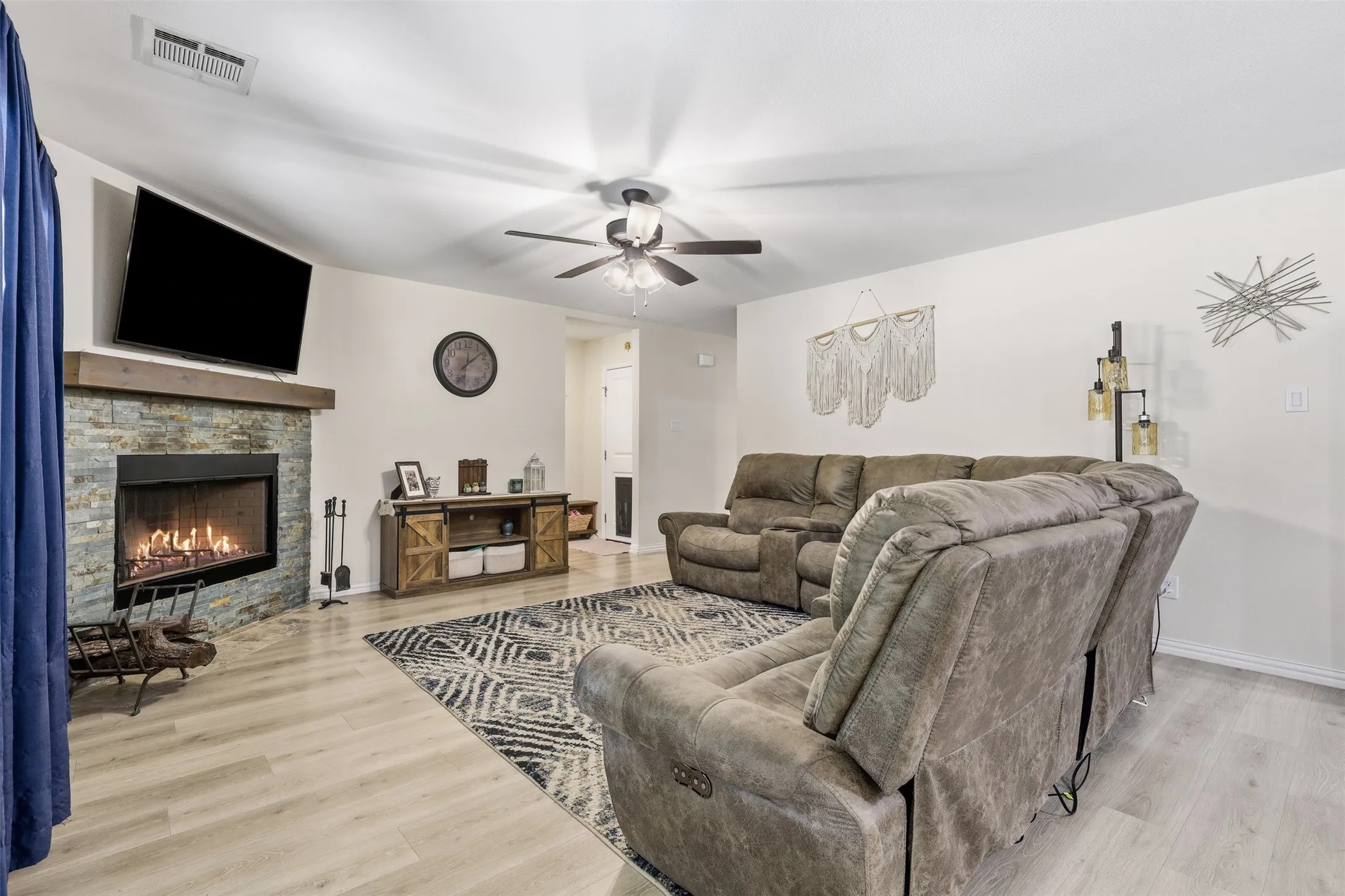 Single Family Residence For Sale in Hood County , 4100 Peak Road, Granbury, Texas 76048, 3 Bedroom, 2 Bathroom, 2 Garage spaces, 2,084 Sqft, built in 2021, mls#21370052, Real Estate Agent in Granbury, Homes For Sale in Hood county, Homes For Sale in Granbury, Realtor in Granbury Texas, Real Estate Brokerage Independent Realty Texas, Luminita Cordes Realtor