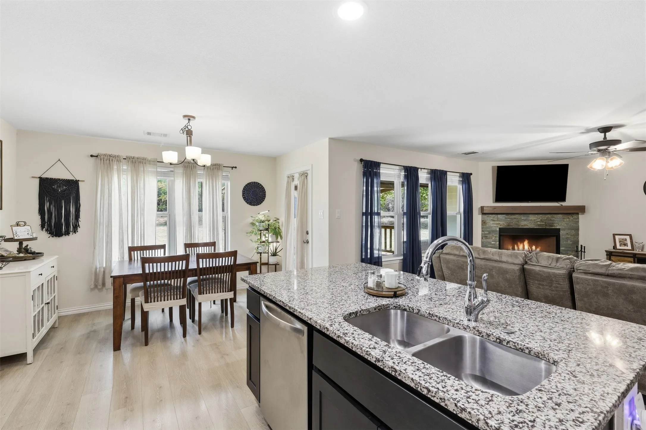 Single Family Residence For Sale in Hood County , 4100 Peak Road, Granbury, Texas 76048, 3 Bedroom, 2 Bathroom, 2 Garage spaces, 2,084 Sqft, built in 2021, mls#21370052, Real Estate Agent in Granbury, Homes For Sale in Hood county, Homes For Sale in Granbury, Realtor in Granbury Texas, Real Estate Brokerage Independent Realty Texas, Luminita Cordes Realtor