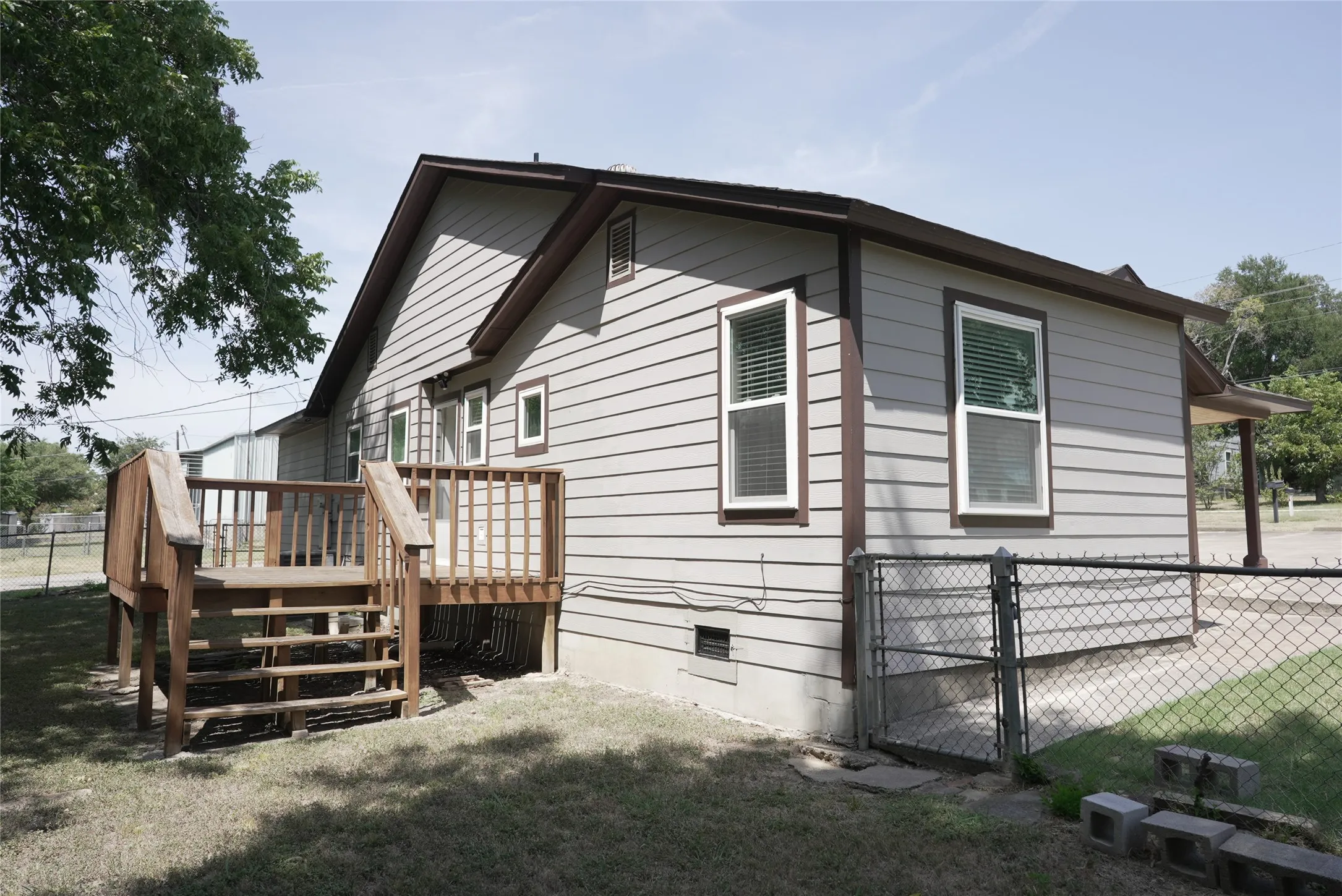 Single Family Residence For Sale in Tarrant County , 1813 Roberts Cut Off Road, River Oaks, Texas 76114, 2 Bedroom, 2 Bathroom, Garage spaces, 1,138 Sqft, built in 1938, mls#21372053, Real Estate Agent in River Oaks, Homes For Sale in Tarrant county, Homes For Sale in River Oaks, Realtor in River Oaks Texas, Real Estate Brokerage Independent Realty Texas, Luminita Cordes Realtor