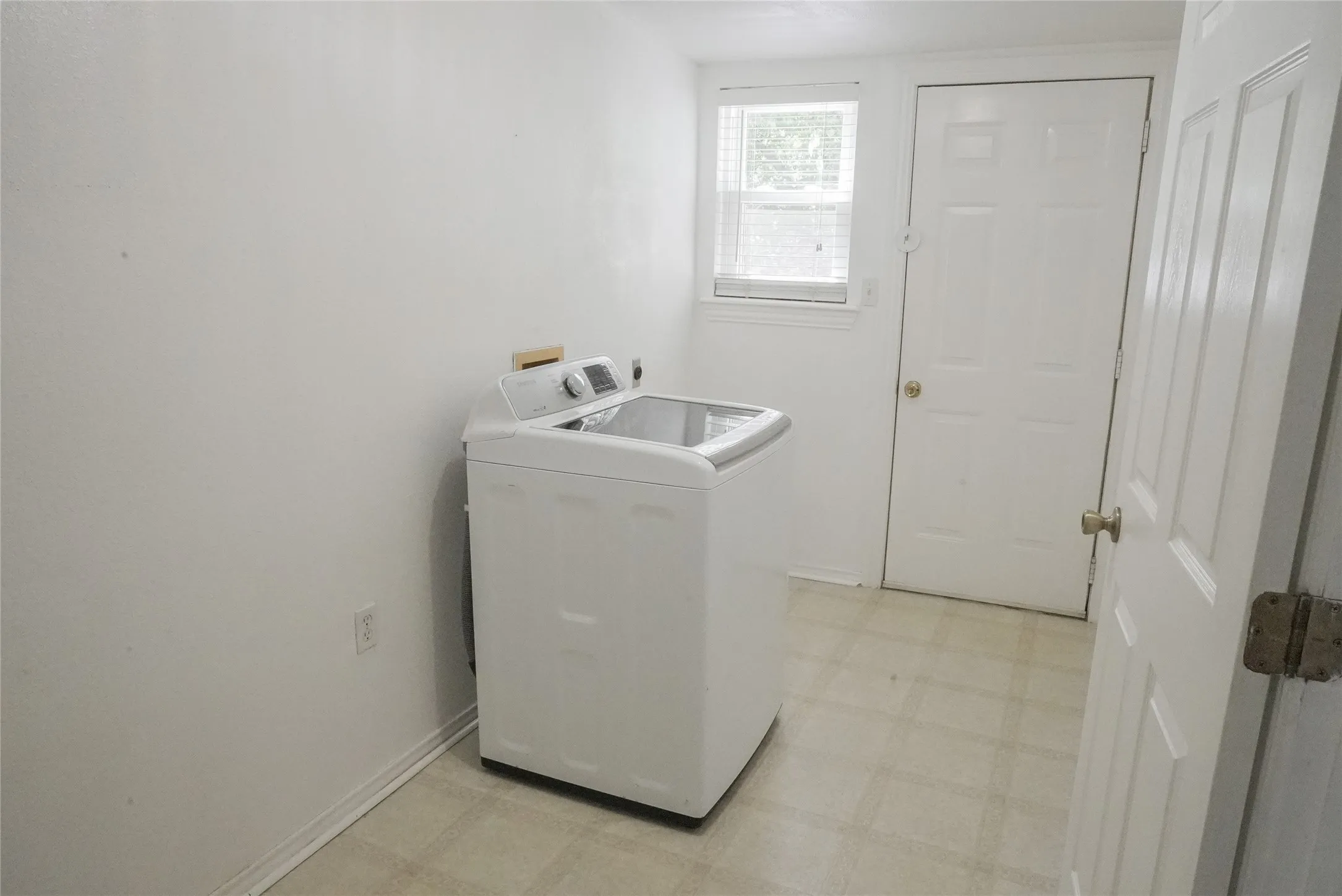 Single Family Residence For Sale in Tarrant County , 1813 Roberts Cut Off Road, River Oaks, Texas 76114, 2 Bedroom, 2 Bathroom, Garage spaces, 1,138 Sqft, built in 1938, mls#21372053, Real Estate Agent in River Oaks, Homes For Sale in Tarrant county, Homes For Sale in River Oaks, Realtor in River Oaks Texas, Real Estate Brokerage Independent Realty Texas, Luminita Cordes Realtor
