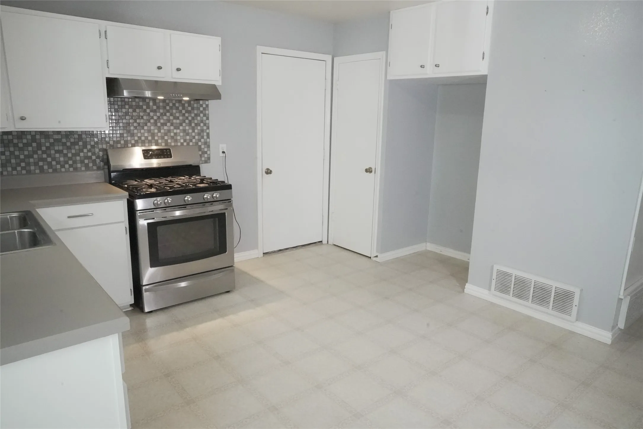 Single Family Residence For Sale in Tarrant County , 1813 Roberts Cut Off Road, River Oaks, Texas 76114, 2 Bedroom, 2 Bathroom, Garage spaces, 1,138 Sqft, built in 1938, mls#21372053, Real Estate Agent in River Oaks, Homes For Sale in Tarrant county, Homes For Sale in River Oaks, Realtor in River Oaks Texas, Real Estate Brokerage Independent Realty Texas, Luminita Cordes Realtor