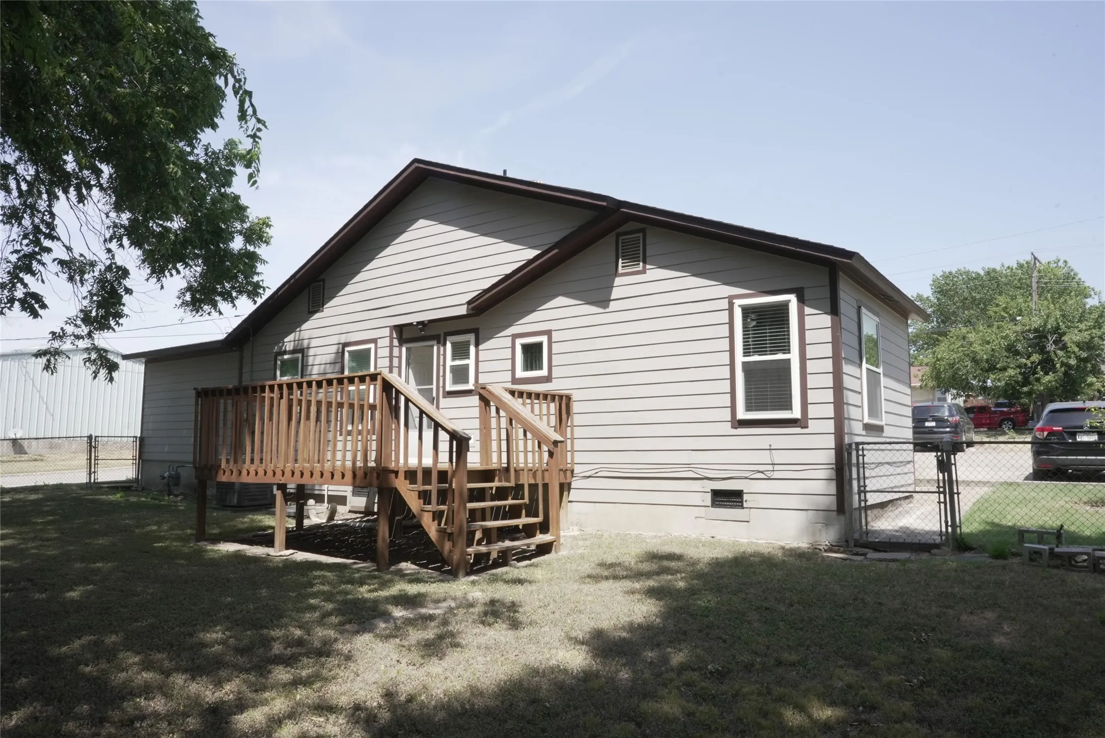 Single Family Residence For Sale in Tarrant County , 1813 Roberts Cut Off Road, River Oaks, Texas 76114, 2 Bedroom, 2 Bathroom, Garage spaces, 1,138 Sqft, built in 1938, mls#21372053, Real Estate Agent in River Oaks, Homes For Sale in Tarrant county, Homes For Sale in River Oaks, Realtor in River Oaks Texas, Real Estate Brokerage Independent Realty Texas, Luminita Cordes Realtor