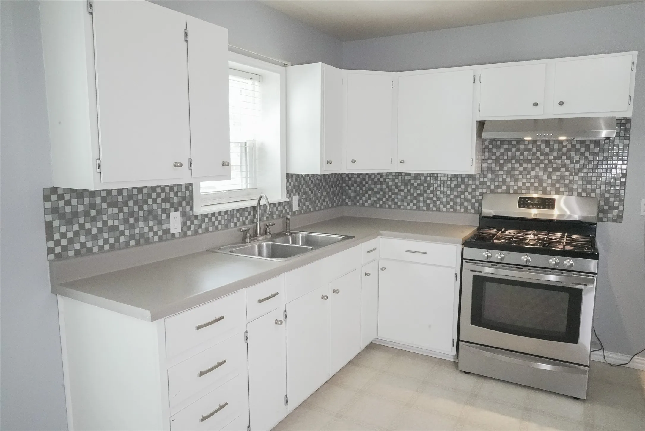 Single Family Residence For Sale in Tarrant County , 1813 Roberts Cut Off Road, River Oaks, Texas 76114, 2 Bedroom, 2 Bathroom, Garage spaces, 1,138 Sqft, built in 1938, mls#21372053, Real Estate Agent in River Oaks, Homes For Sale in Tarrant county, Homes For Sale in River Oaks, Realtor in River Oaks Texas, Real Estate Brokerage Independent Realty Texas, Luminita Cordes Realtor