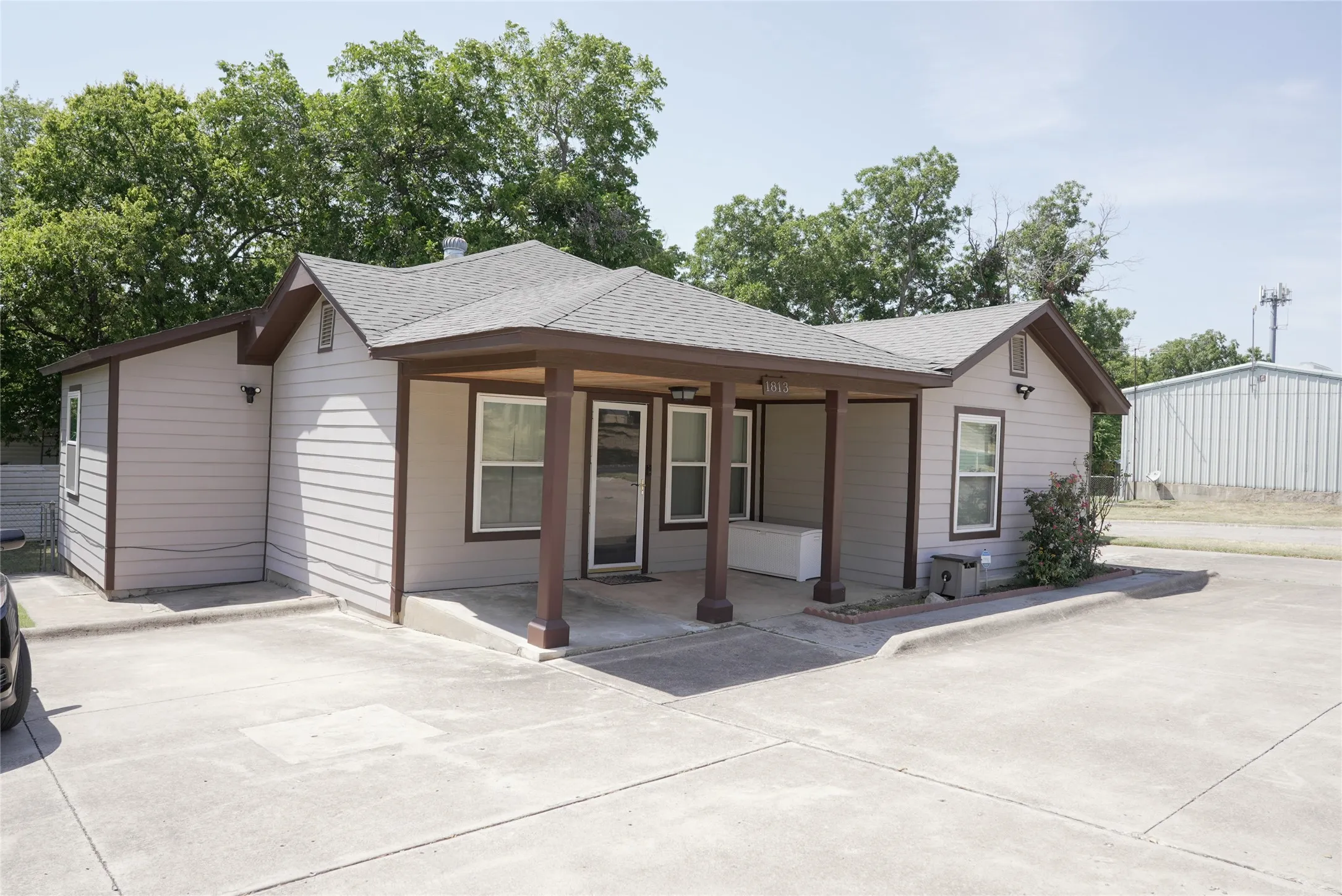 Single Family Residence For Sale in Tarrant County , 1813 Roberts Cut Off Road, River Oaks, Texas 76114, 2 Bedroom, 2 Bathroom, Garage spaces, 1,138 Sqft, built in 1938, mls#21372053, Real Estate Agent in River Oaks, Homes For Sale in Tarrant county, Homes For Sale in River Oaks, Realtor in River Oaks Texas, Real Estate Brokerage Independent Realty Texas, Luminita Cordes Realtor