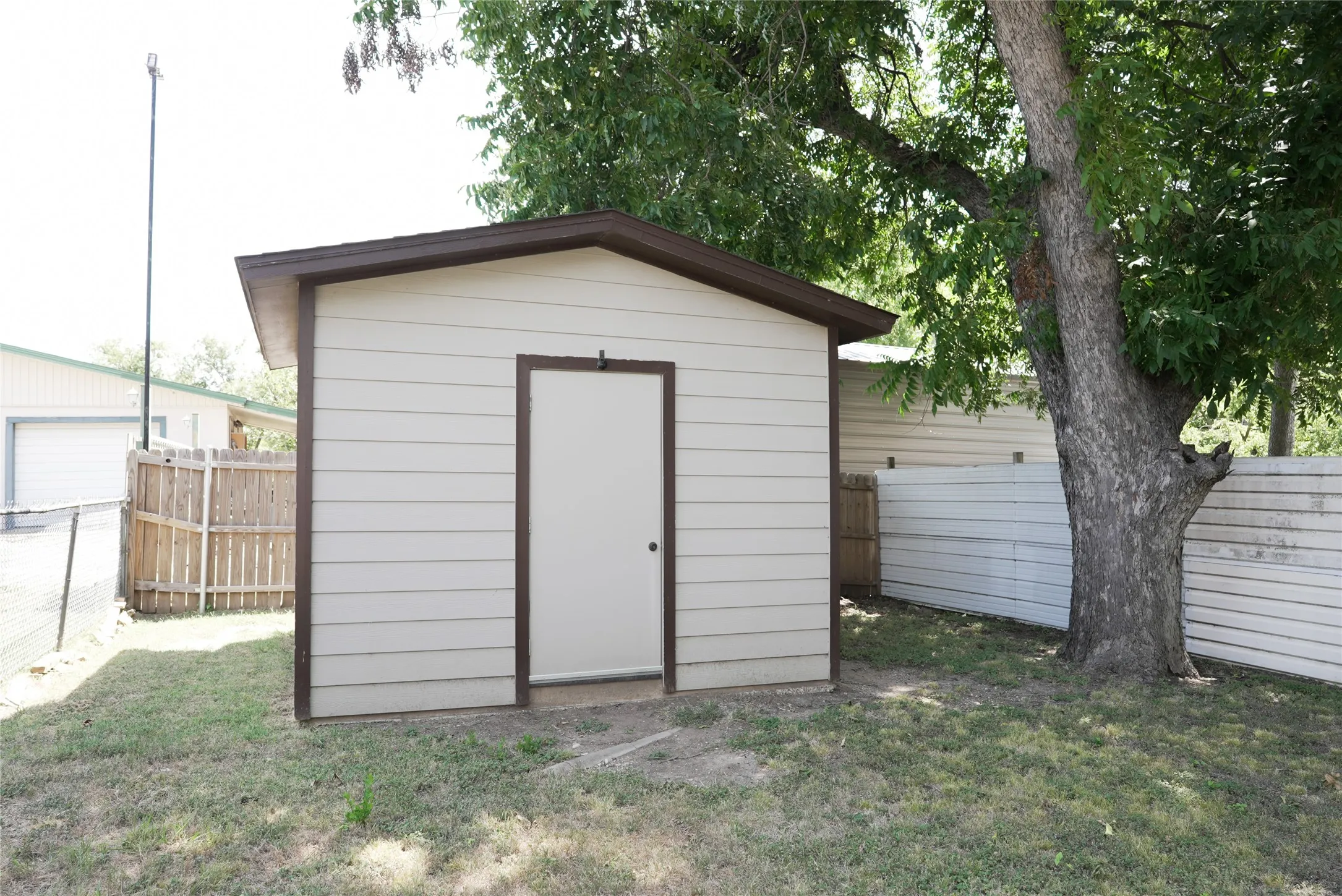 Single Family Residence For Sale in Tarrant County , 1813 Roberts Cut Off Road, River Oaks, Texas 76114, 2 Bedroom, 2 Bathroom, Garage spaces, 1,138 Sqft, built in 1938, mls#21372053, Real Estate Agent in River Oaks, Homes For Sale in Tarrant county, Homes For Sale in River Oaks, Realtor in River Oaks Texas, Real Estate Brokerage Independent Realty Texas, Luminita Cordes Realtor
