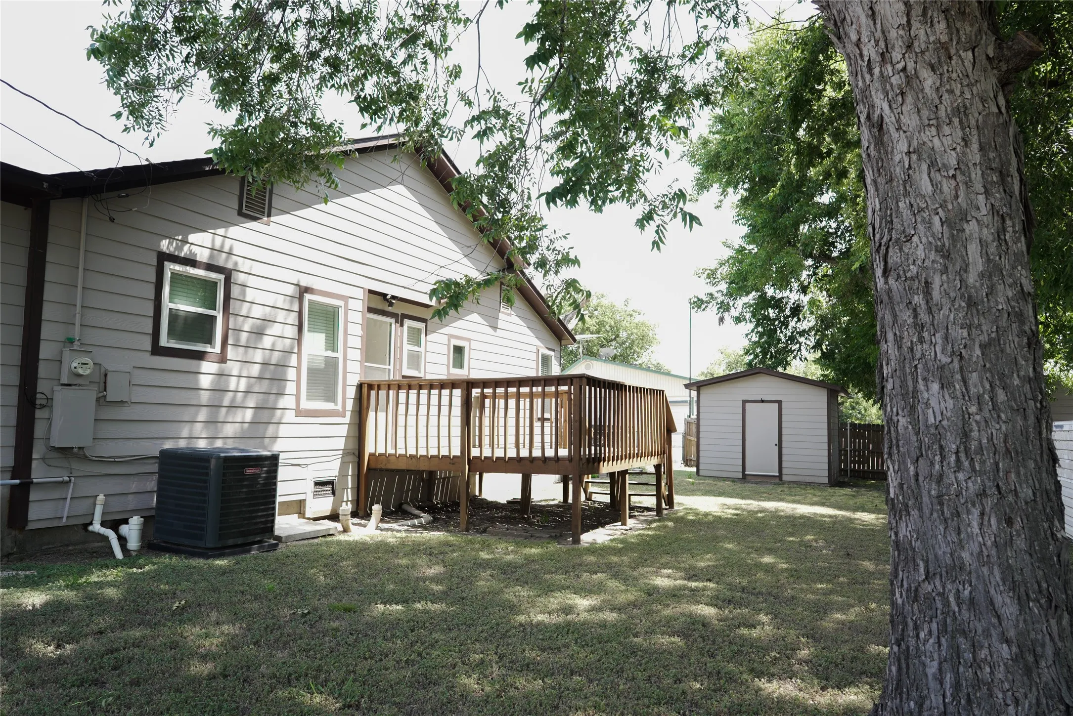 Single Family Residence For Sale in Tarrant County , 1813 Roberts Cut Off Road, River Oaks, Texas 76114, 2 Bedroom, 2 Bathroom, Garage spaces, 1,138 Sqft, built in 1938, mls#21372053, Real Estate Agent in River Oaks, Homes For Sale in Tarrant county, Homes For Sale in River Oaks, Realtor in River Oaks Texas, Real Estate Brokerage Independent Realty Texas, Luminita Cordes Realtor