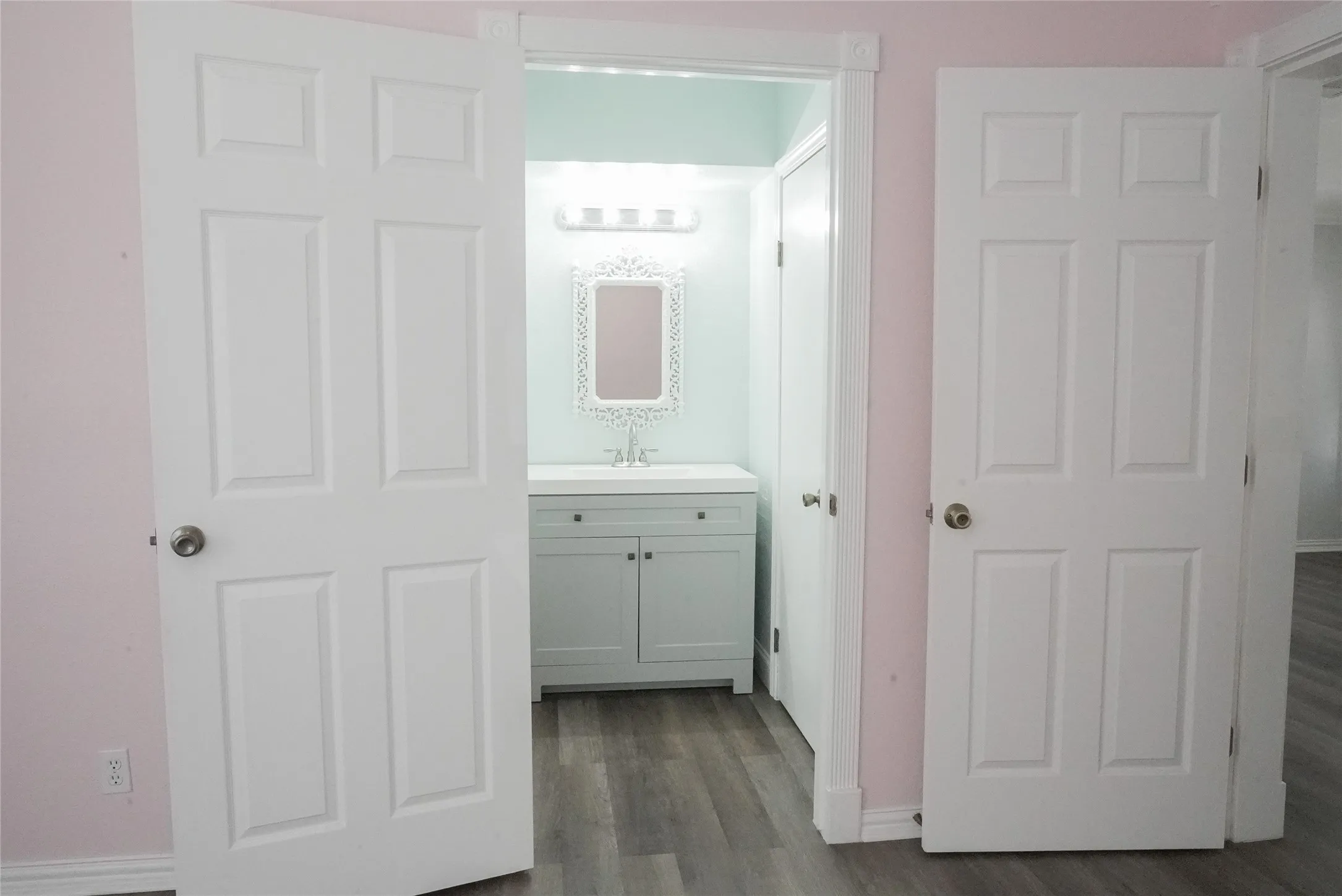 Single Family Residence For Sale in Tarrant County , 1813 Roberts Cut Off Road, River Oaks, Texas 76114, 2 Bedroom, 2 Bathroom, Garage spaces, 1,138 Sqft, built in 1938, mls#21372053, Real Estate Agent in River Oaks, Homes For Sale in Tarrant county, Homes For Sale in River Oaks, Realtor in River Oaks Texas, Real Estate Brokerage Independent Realty Texas, Luminita Cordes Realtor