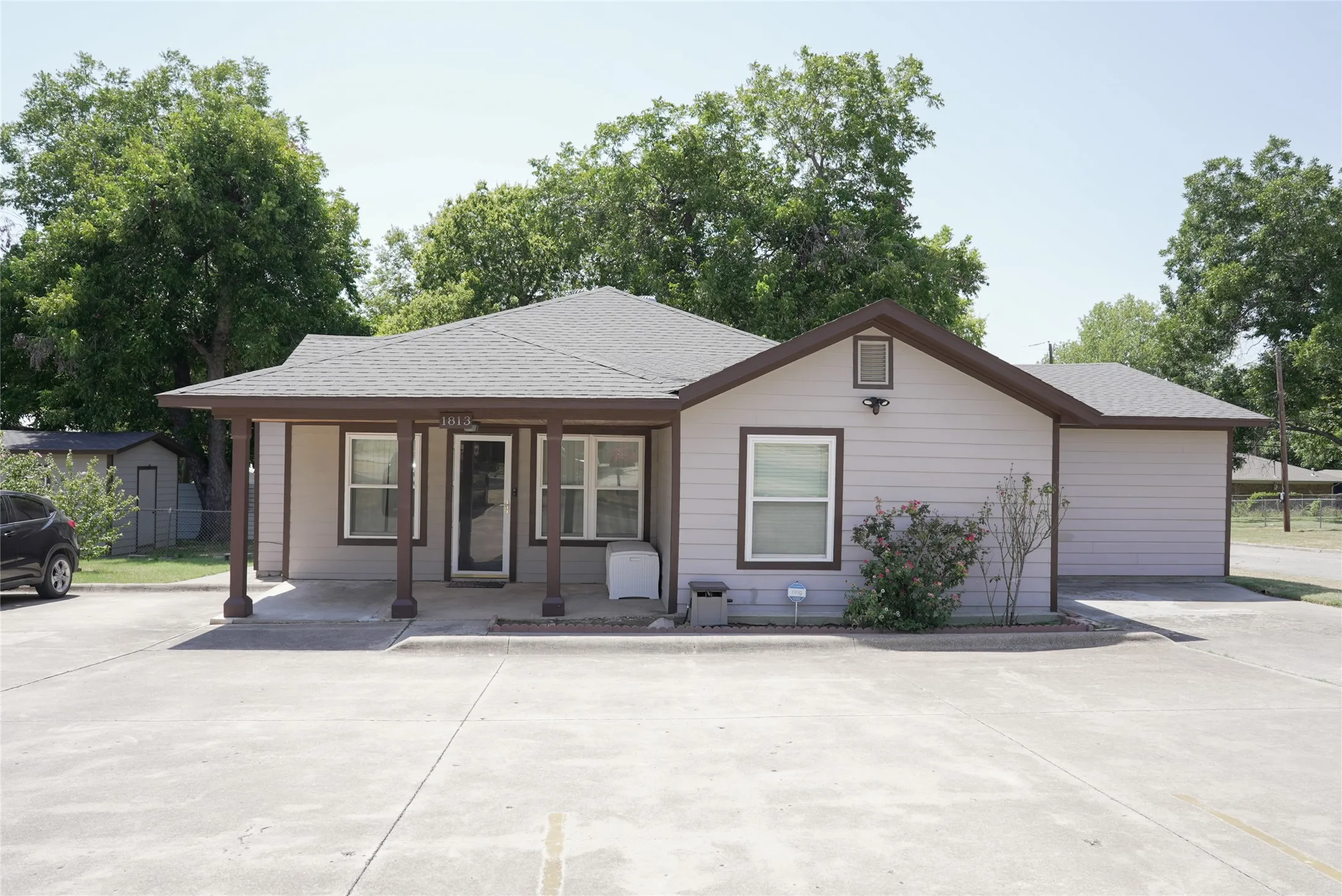 Single Family Residence For Sale in Tarrant County , 1813 Roberts Cut Off Road, River Oaks, Texas 76114, 2 Bedroom, 2 Bathroom, Garage spaces, 1,138 Sqft, built in 1938, mls#21372053, Real Estate Agent in River Oaks, Homes For Sale in Tarrant county, Homes For Sale in River Oaks, Realtor in River Oaks Texas, Real Estate Brokerage Independent Realty Texas, Luminita Cordes Realtor
