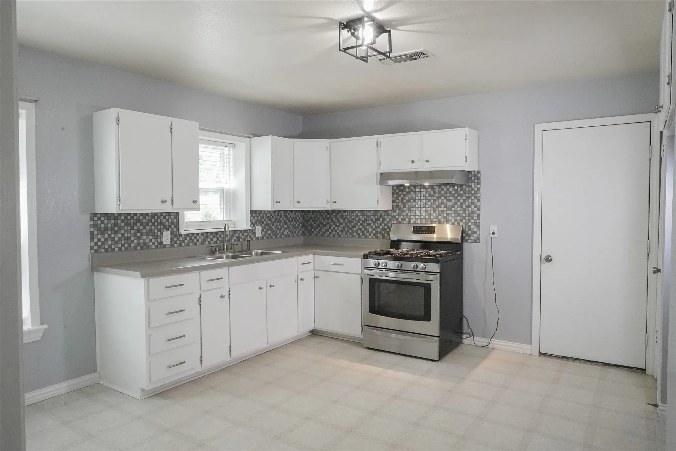 Single Family Residence For Sale in Tarrant County , 1813 Roberts Cut Off Road, River Oaks, Texas 76114, 2 Bedroom, 2 Bathroom, Garage spaces, 1,138 Sqft, built in 1938, mls#21372053, Real Estate Agent in River Oaks, Homes For Sale in Tarrant county, Homes For Sale in River Oaks, Realtor in River Oaks Texas, Real Estate Brokerage Independent Realty Texas, Luminita Cordes Realtor