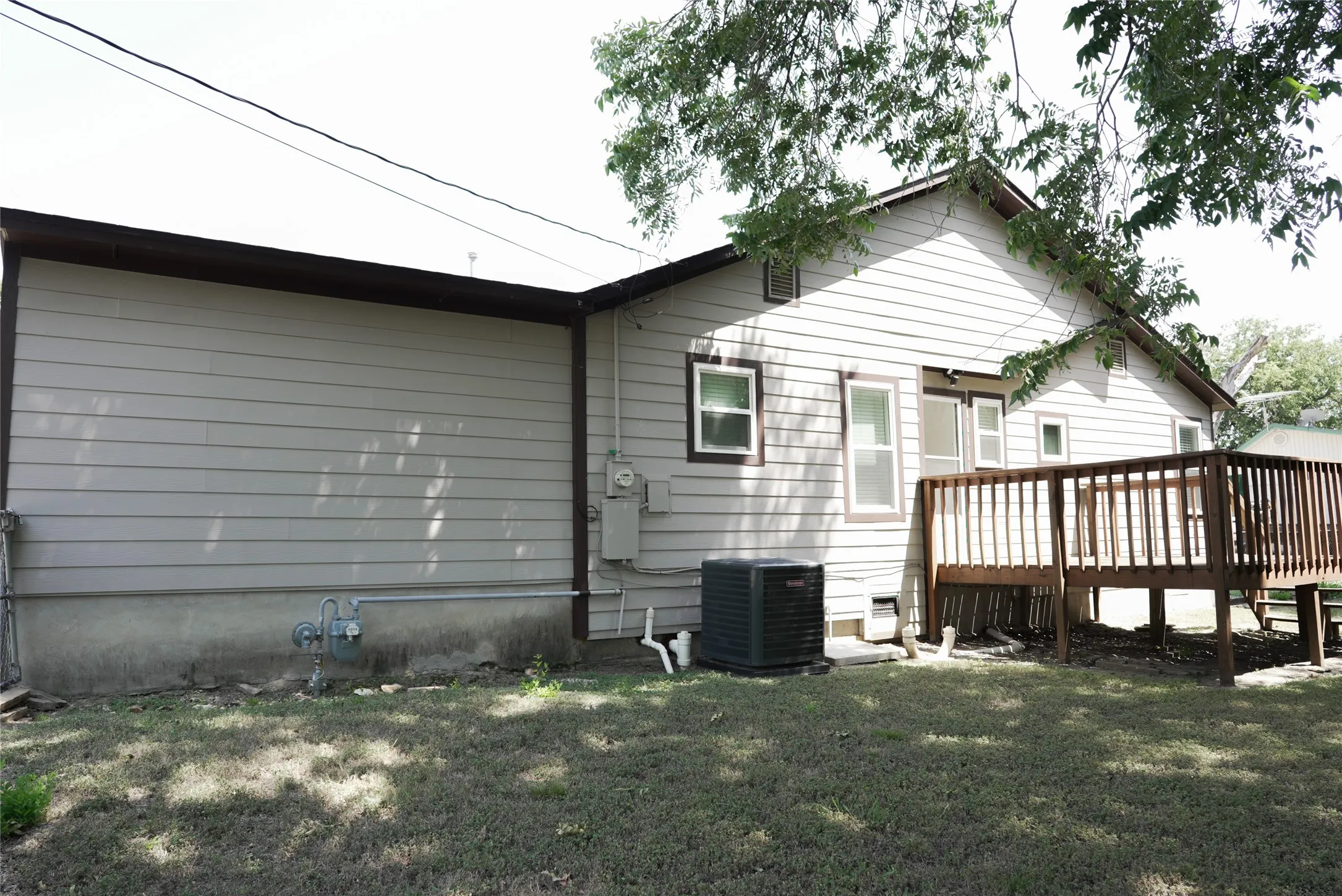 Single Family Residence For Sale in Tarrant County , 1813 Roberts Cut Off Road, River Oaks, Texas 76114, 2 Bedroom, 2 Bathroom, Garage spaces, 1,138 Sqft, built in 1938, mls#21372053, Real Estate Agent in River Oaks, Homes For Sale in Tarrant county, Homes For Sale in River Oaks, Realtor in River Oaks Texas, Real Estate Brokerage Independent Realty Texas, Luminita Cordes Realtor