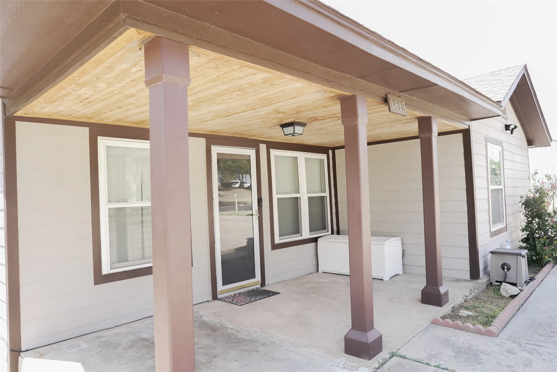 Single Family Residence For Sale in Tarrant County , 1813 Roberts Cut Off Road, River Oaks, Texas 76114, 2 Bedroom, 2 Bathroom, Garage spaces, 1,138 Sqft, built in 1938, mls#21372053, Real Estate Agent in River Oaks, Homes For Sale in Tarrant county, Homes For Sale in River Oaks, Realtor in River Oaks Texas, Real Estate Brokerage Independent Realty Texas, Luminita Cordes Realtor