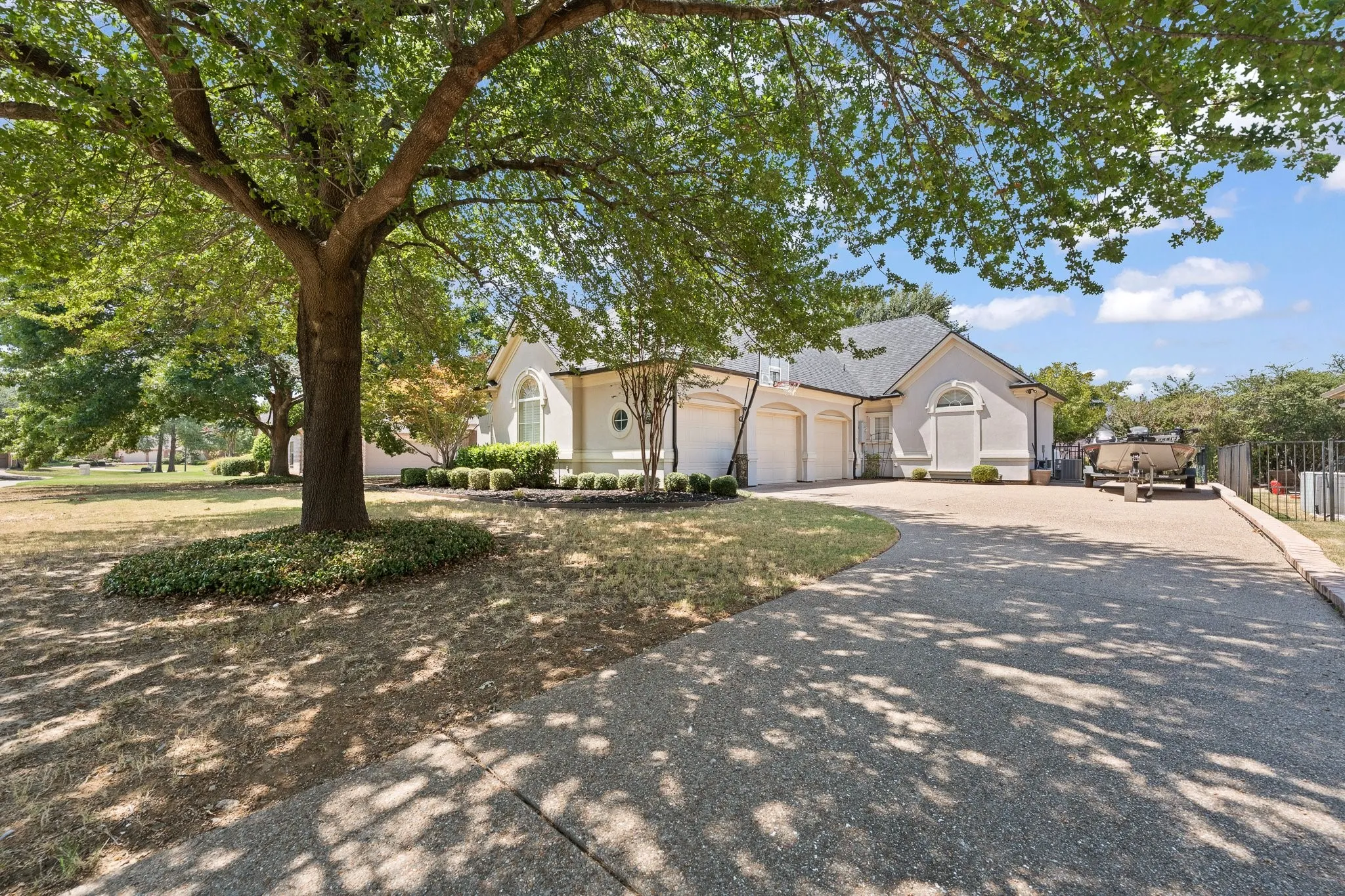 Single Family Residence For Sale in Tarrant County , 921 Fairway View Drive, Mansfield, Texas 76063, 4 Bedroom, 4 Bathroom, 3 Garage spaces, 4,067 Sqft, built in 1998, mls#21371948, Real Estate Agent in Mansfield, Homes For Sale in Tarrant county, Homes For Sale in Mansfield, Realtor in Mansfield Texas, Real Estate Brokerage Independent Realty Texas, Luminita Cordes Realtor
