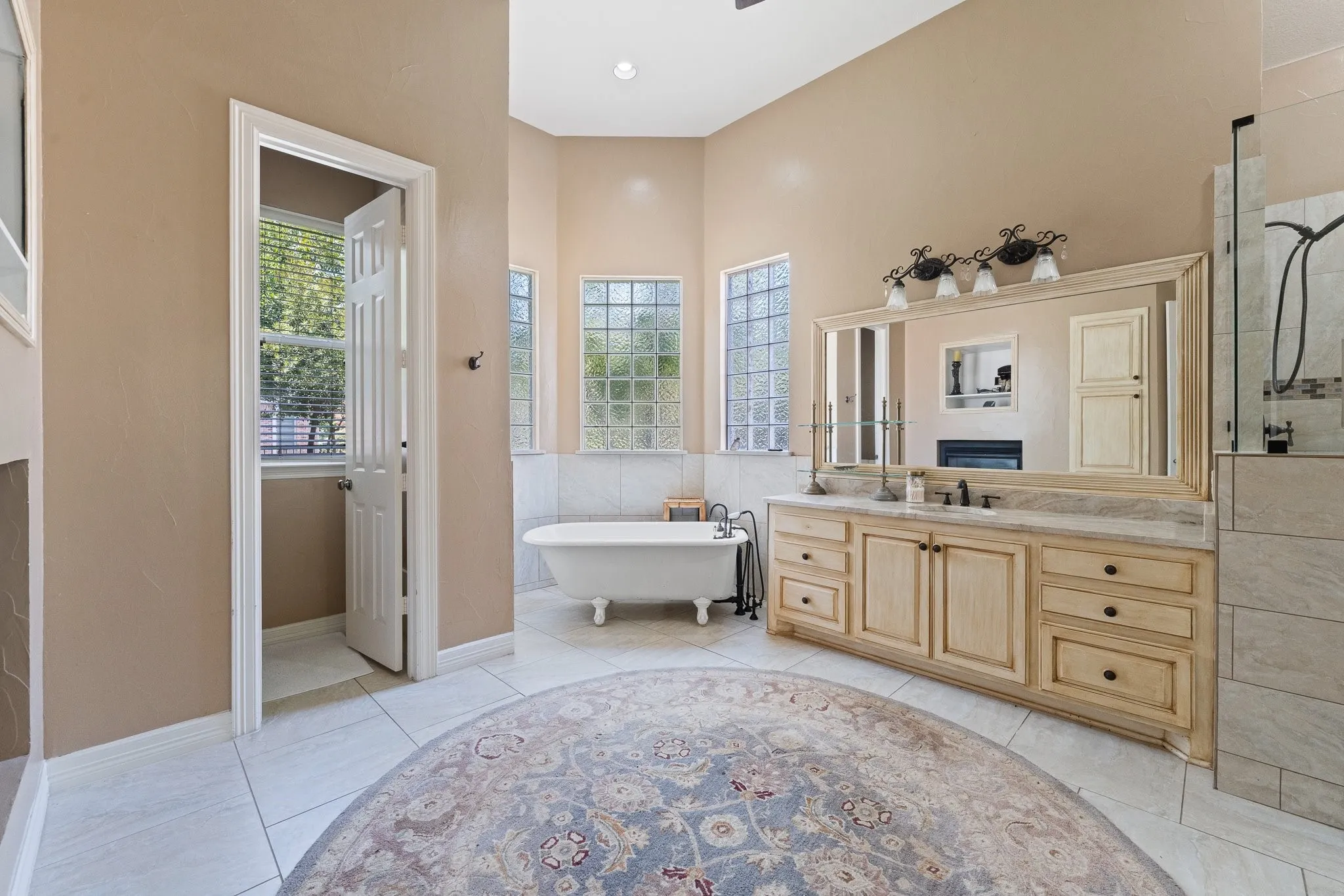 Single Family Residence For Sale in Tarrant County , 921 Fairway View Drive, Mansfield, Texas 76063, 4 Bedroom, 4 Bathroom, 3 Garage spaces, 4,067 Sqft, built in 1998, mls#21371948, Real Estate Agent in Mansfield, Homes For Sale in Tarrant county, Homes For Sale in Mansfield, Realtor in Mansfield Texas, Real Estate Brokerage Independent Realty Texas, Luminita Cordes Realtor