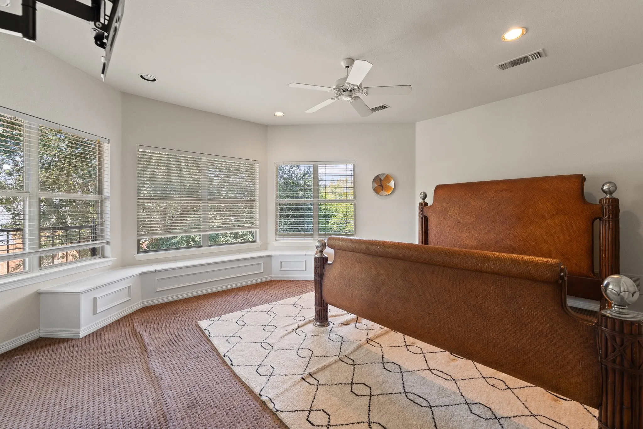 Single Family Residence For Sale in Tarrant County , 921 Fairway View Drive, Mansfield, Texas 76063, 4 Bedroom, 4 Bathroom, 3 Garage spaces, 4,067 Sqft, built in 1998, mls#21371948, Real Estate Agent in Mansfield, Homes For Sale in Tarrant county, Homes For Sale in Mansfield, Realtor in Mansfield Texas, Real Estate Brokerage Independent Realty Texas, Luminita Cordes Realtor