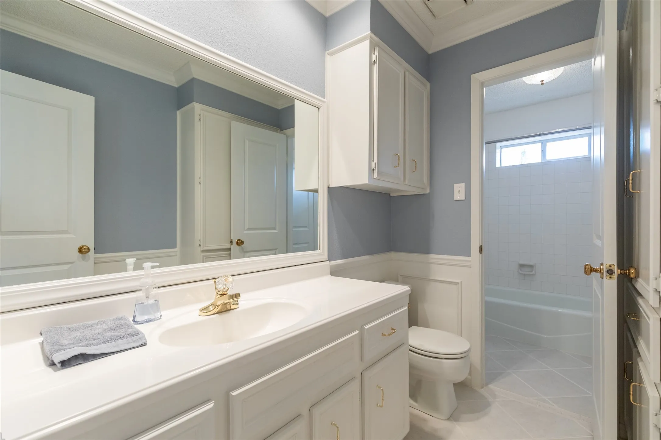 JACK AND JILL BATH AND A GUEST BATH