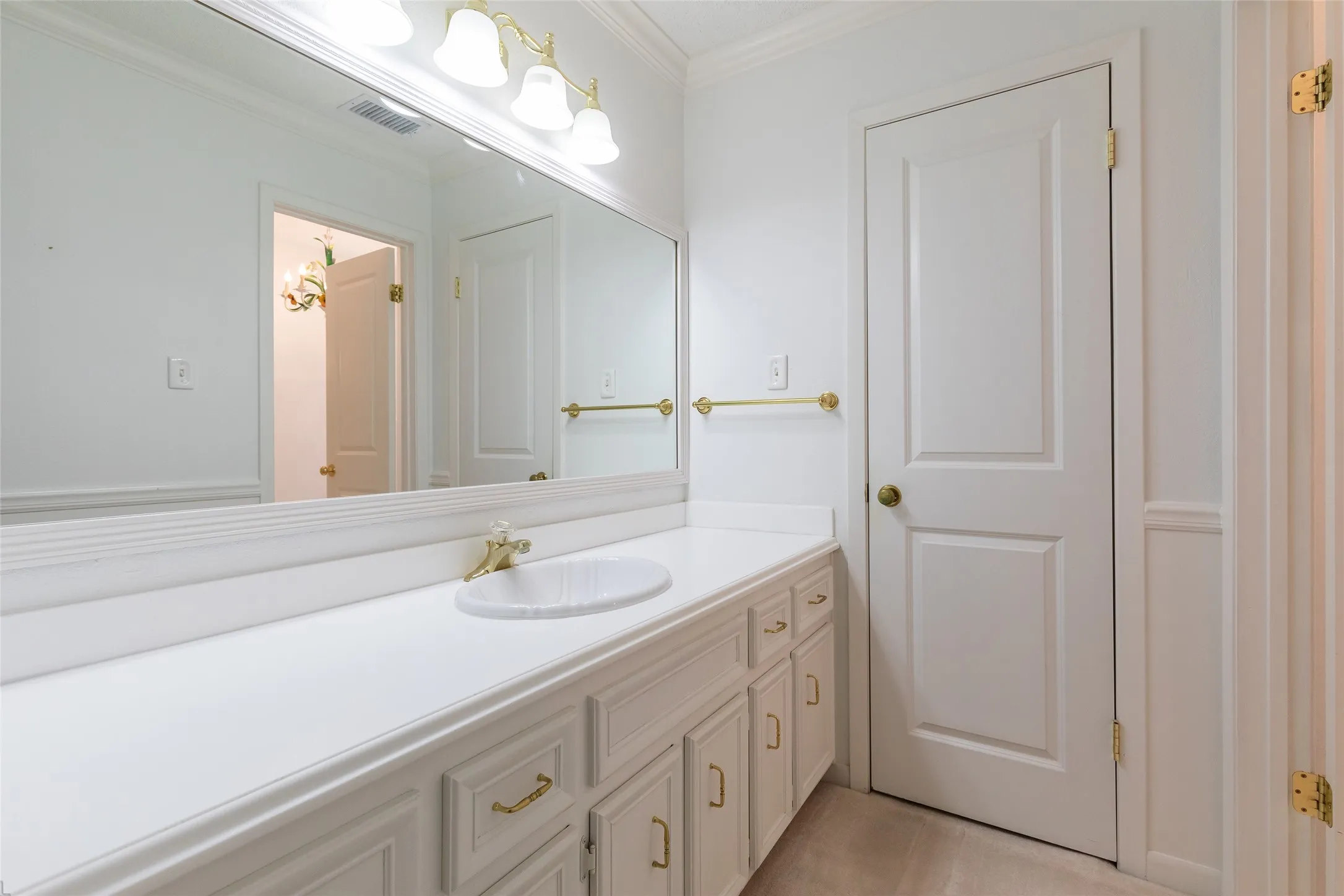 PRIMARY BATH M- HER SIDE